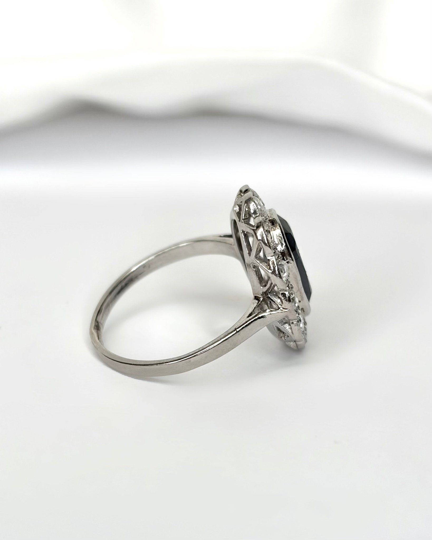 Bague Marguerite Saphir 2.05 cts & Diamants 0.48 ct "Sixtine" - Elliade Paris