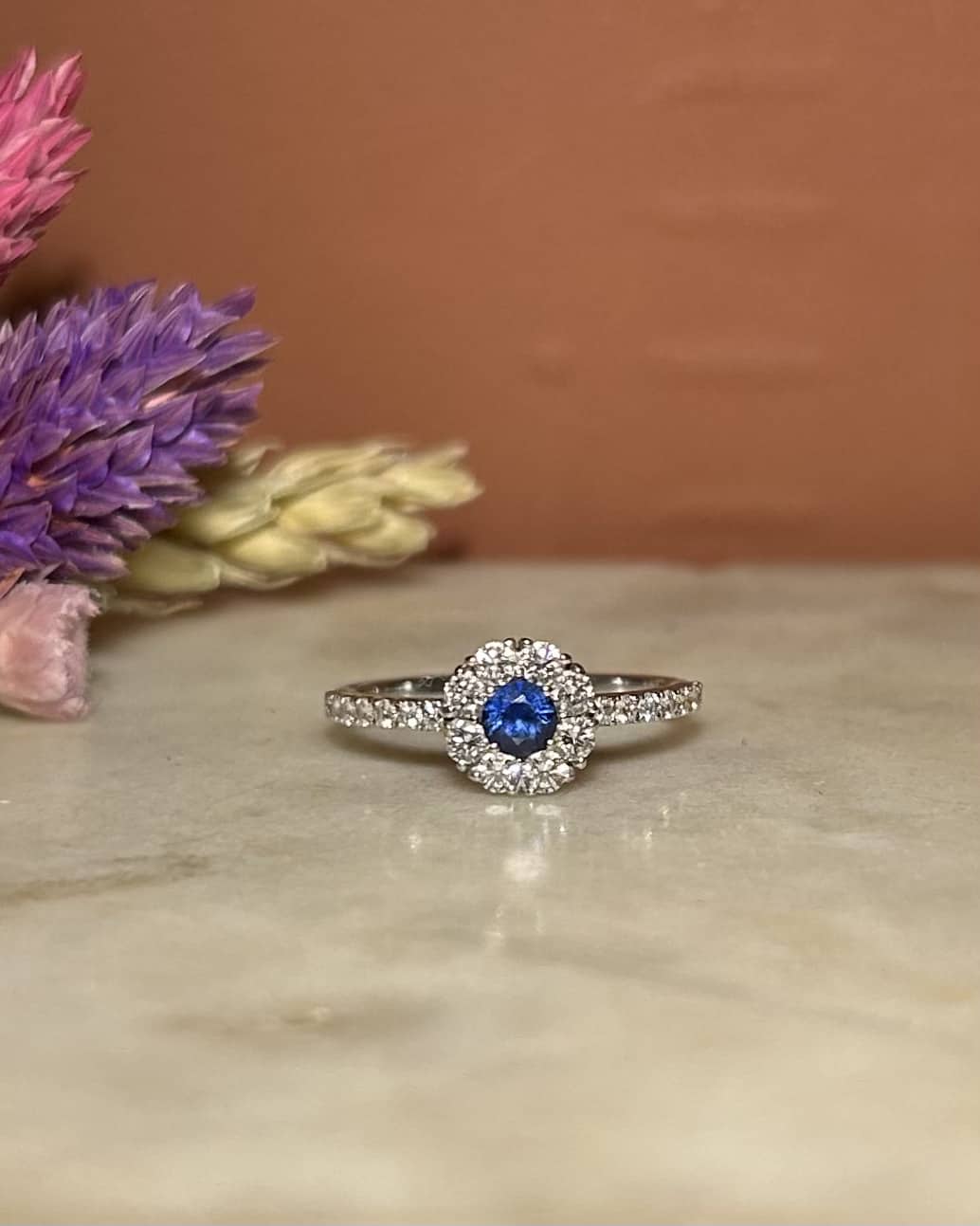 Bague Marguerite Saphir & 22 Diamants "Sunnie" - Elliade Paris