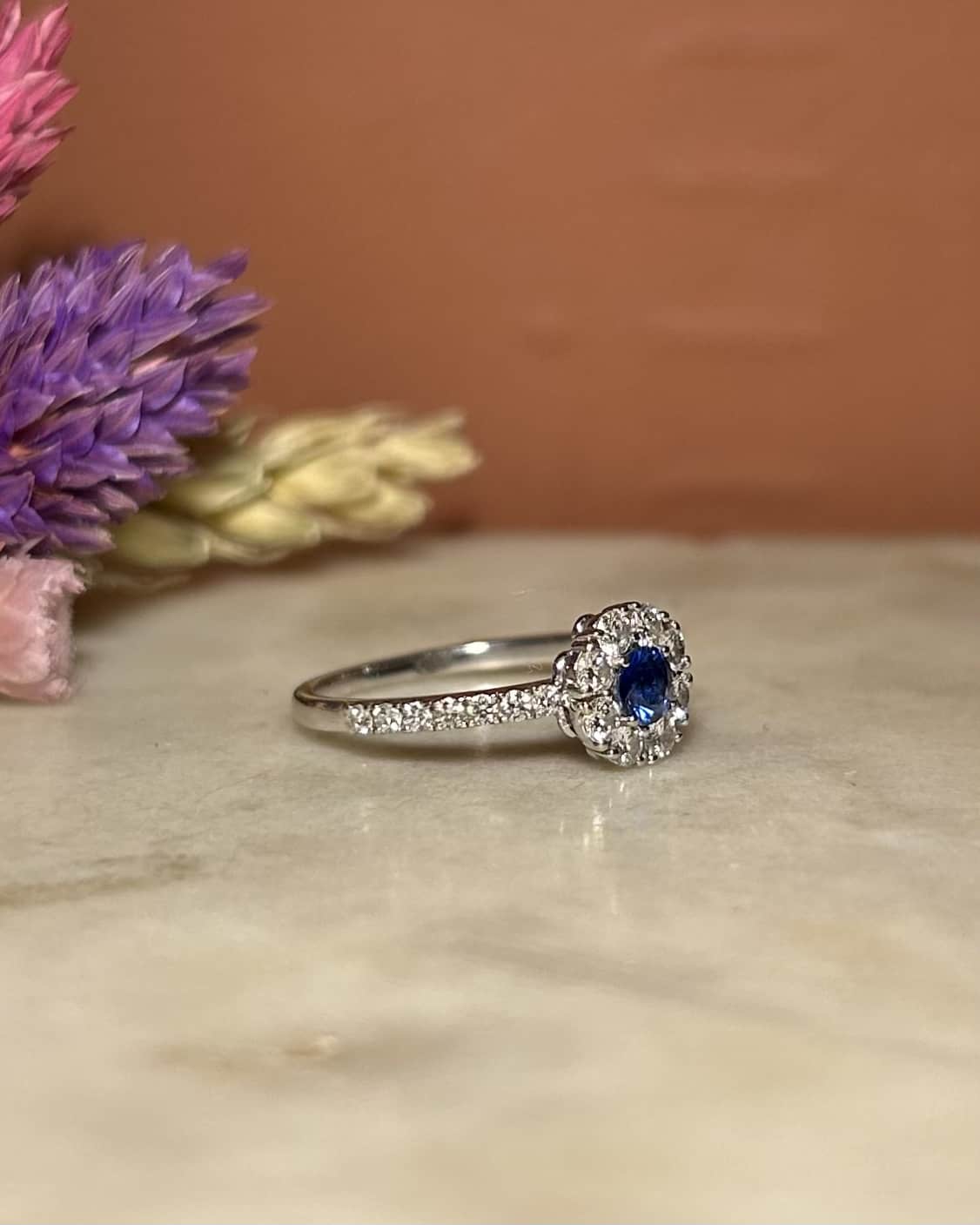 Bague Marguerite Saphir & 22 Diamants "Sunnie" - Elliade Paris