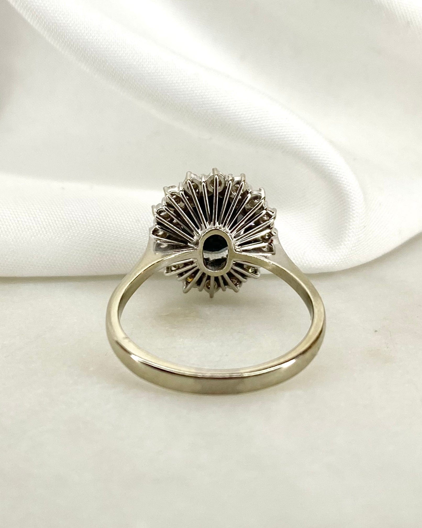 Bague Marguerite Saphir 2.20 carats & Diamants 0.32 carat "Angèle" - Elliade Paris