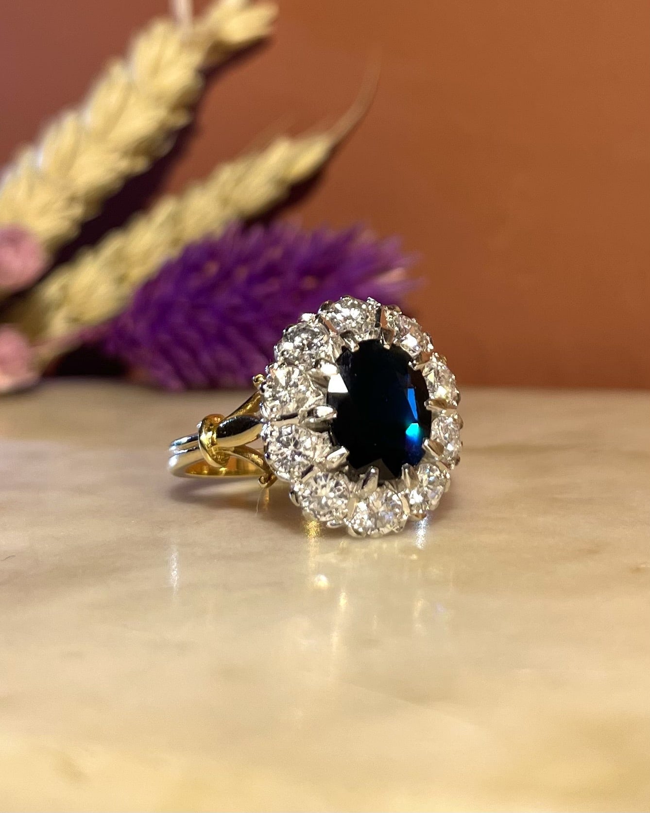 Bague Marguerite Saphir 2.30 Carats & 10 Diamants "Everlee" - Elliade Paris