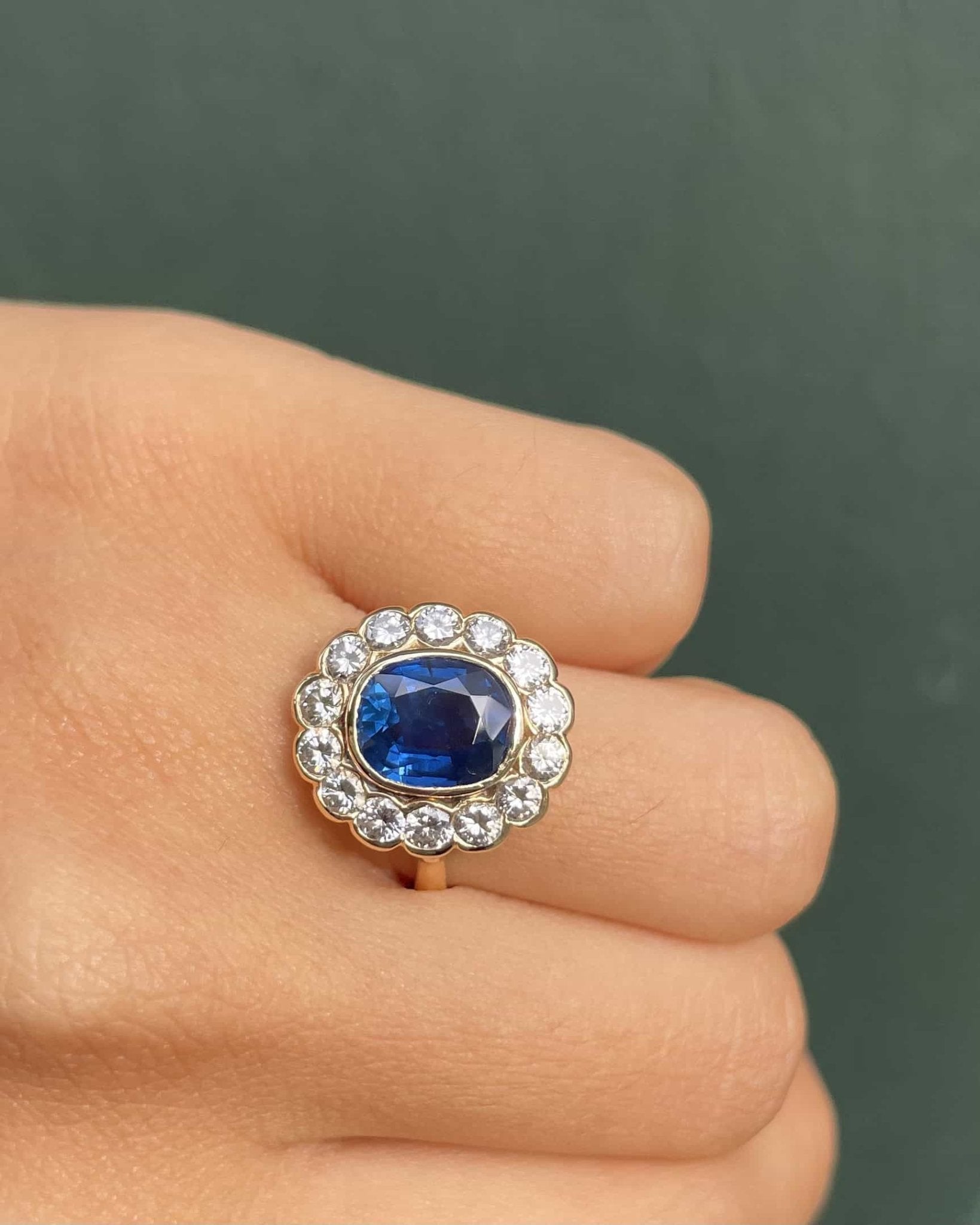 Bague Marguerite Saphir 2.30 carats & Diamants 0.80 carat "Althéa" - Elliade Paris