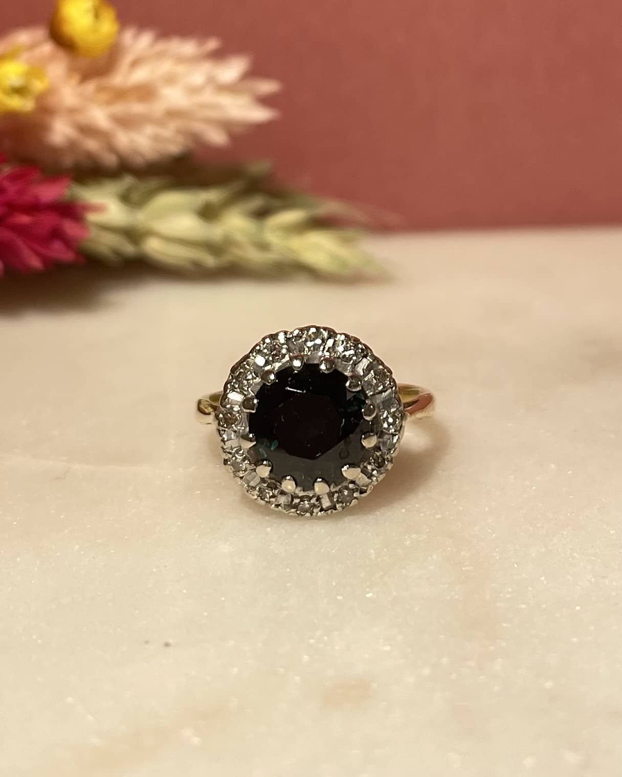 Bague Marguerite Saphir 2.40 Carats & Diamants "Camilla" - Elliade Paris