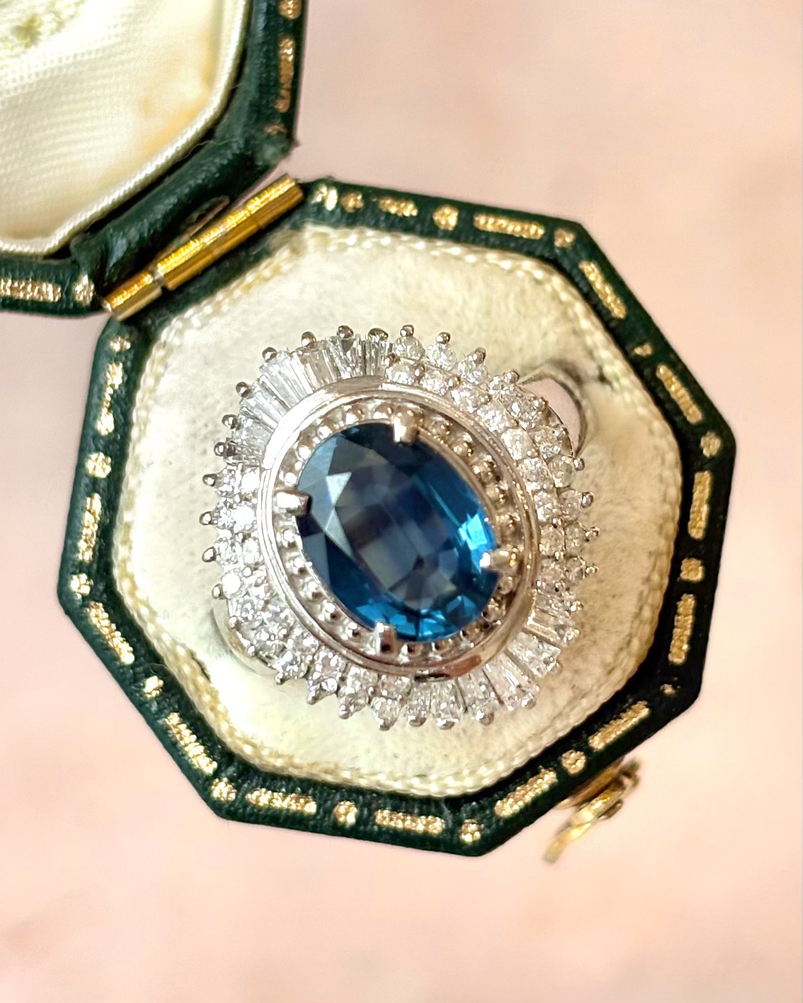 Bague Marguerite Saphir 2.44 carats & Diamants 0.63 carat 9.12g "Irèna" - Elliade Paris