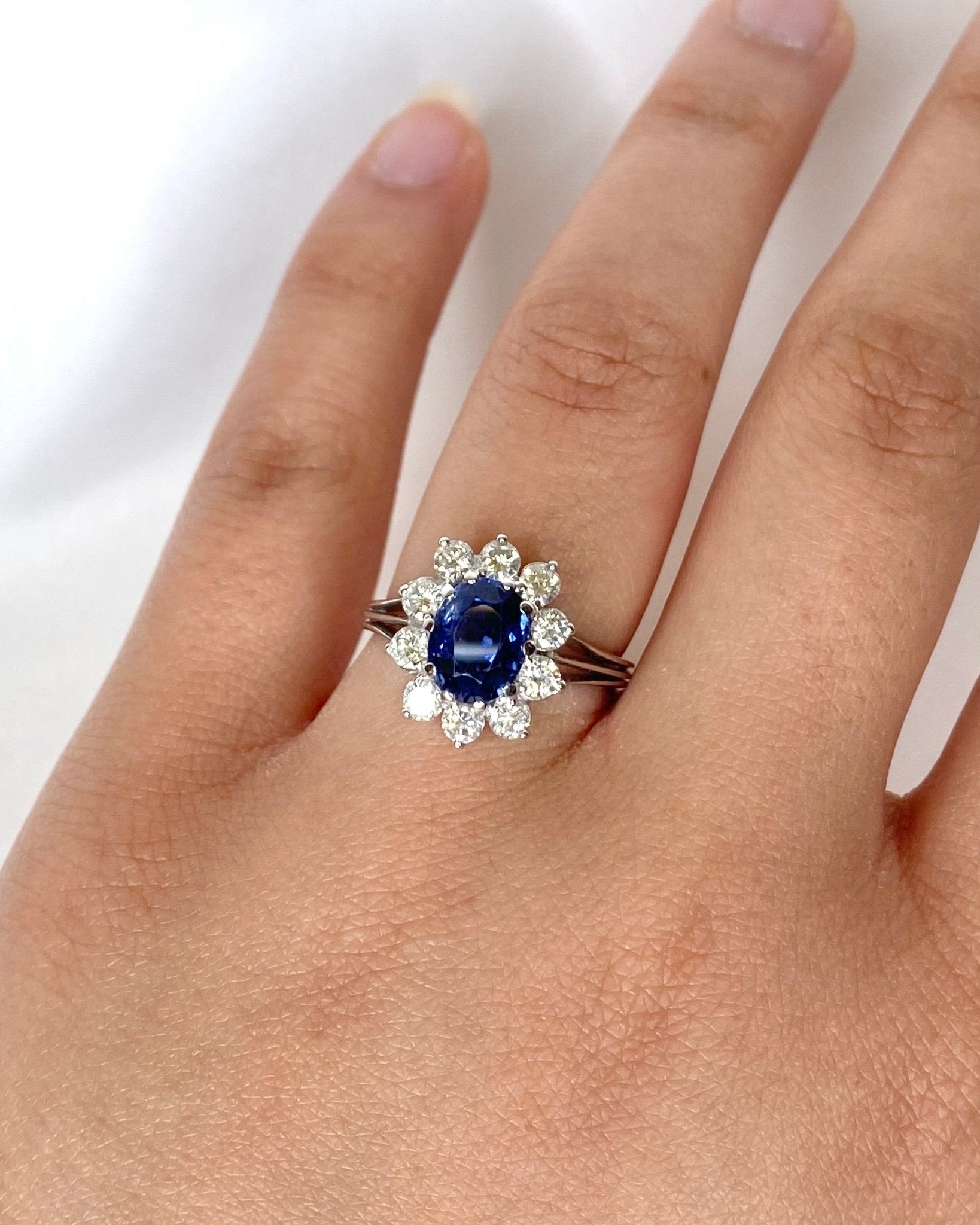 Bague Marguerite Saphir 2.70 carats & Diamants "Denisa" - Elliade Paris