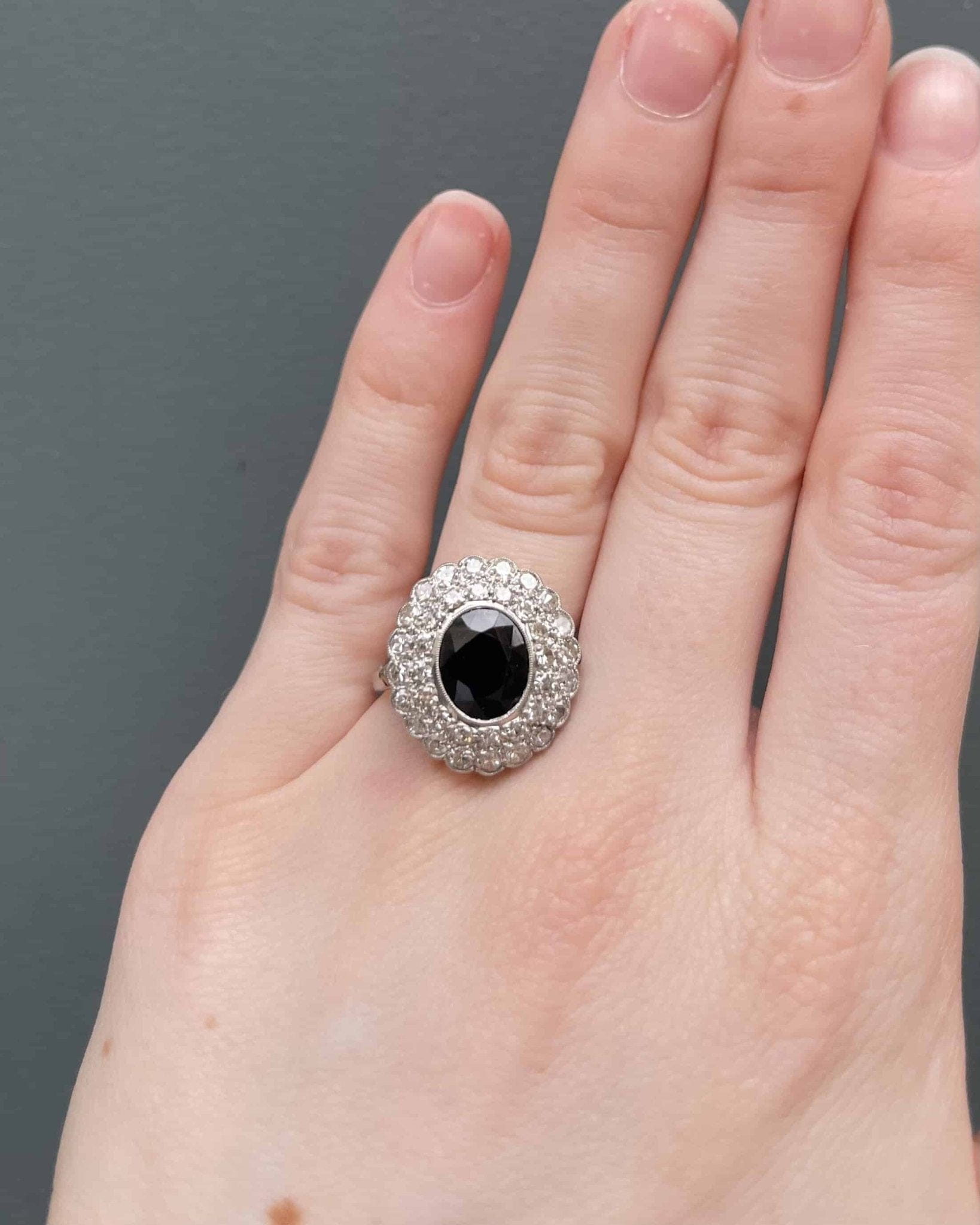 Bague Marguerite Saphir 2.90 Carats & 36 Diamants "Maeva" - Elliade Paris