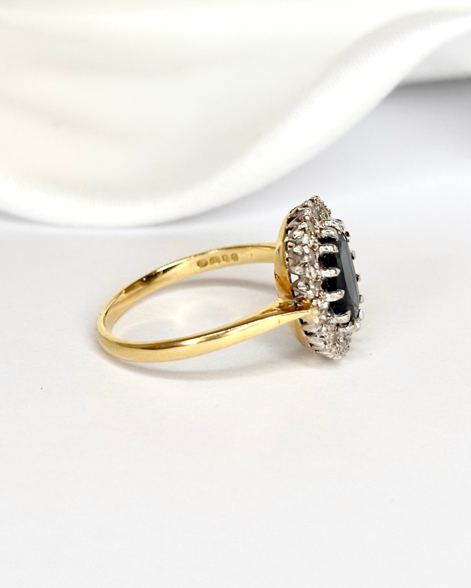 Bague Marguerite Saphir 2.90 carats & Diamants "Ninon" - Elliade Paris