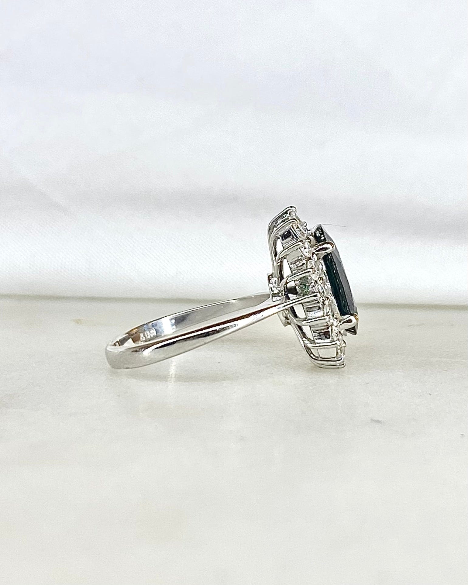 Bague Marguerite Saphir 3.40 carats & Diamants "Murielle" - Elliade Paris