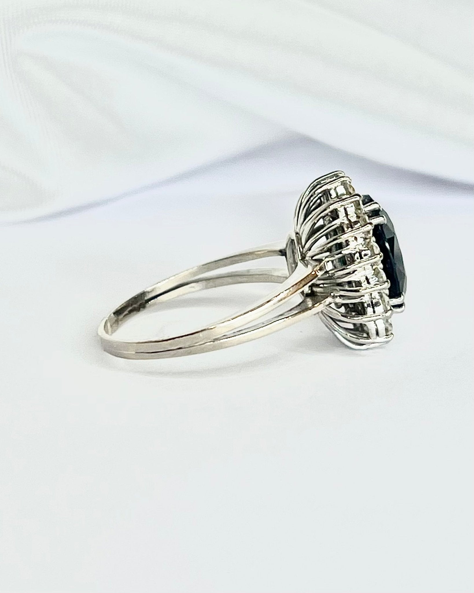 Bague Marguerite Saphir 3.50 carats & Diamants 0.64 carat "Shana" - Elliade Paris