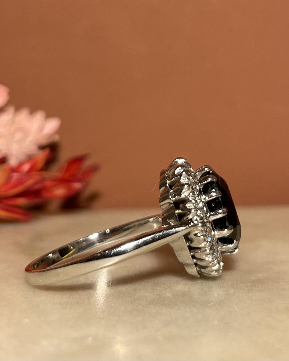Bague Marguerite Saphir 3.90 Carats & 14 Diamants "Dulcie" - Elliade Paris