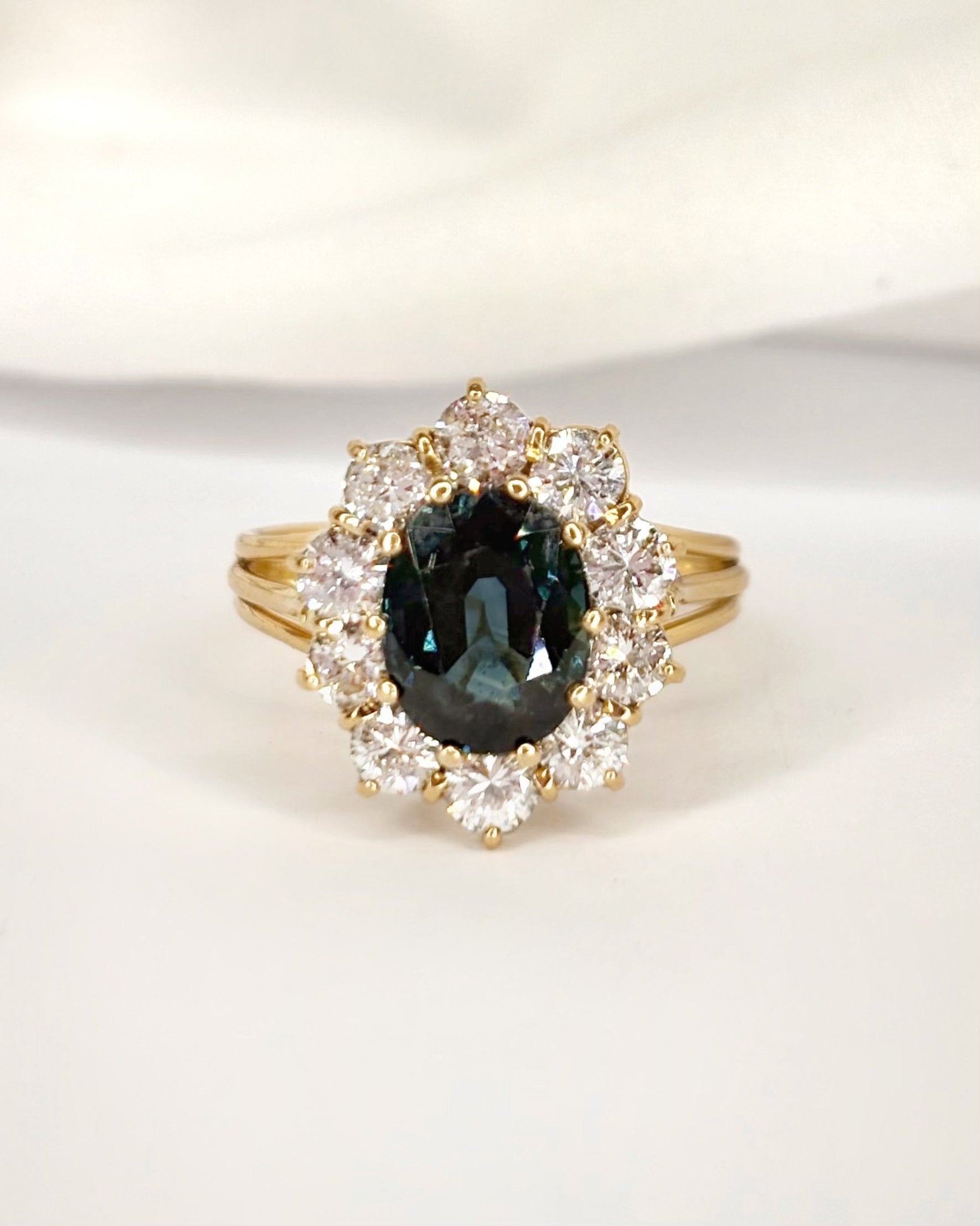 Bague Marguerite Saphir 3.90 carats, Diamants 0.90 carat & Or 5.88g "Adélie" - Elliade Paris