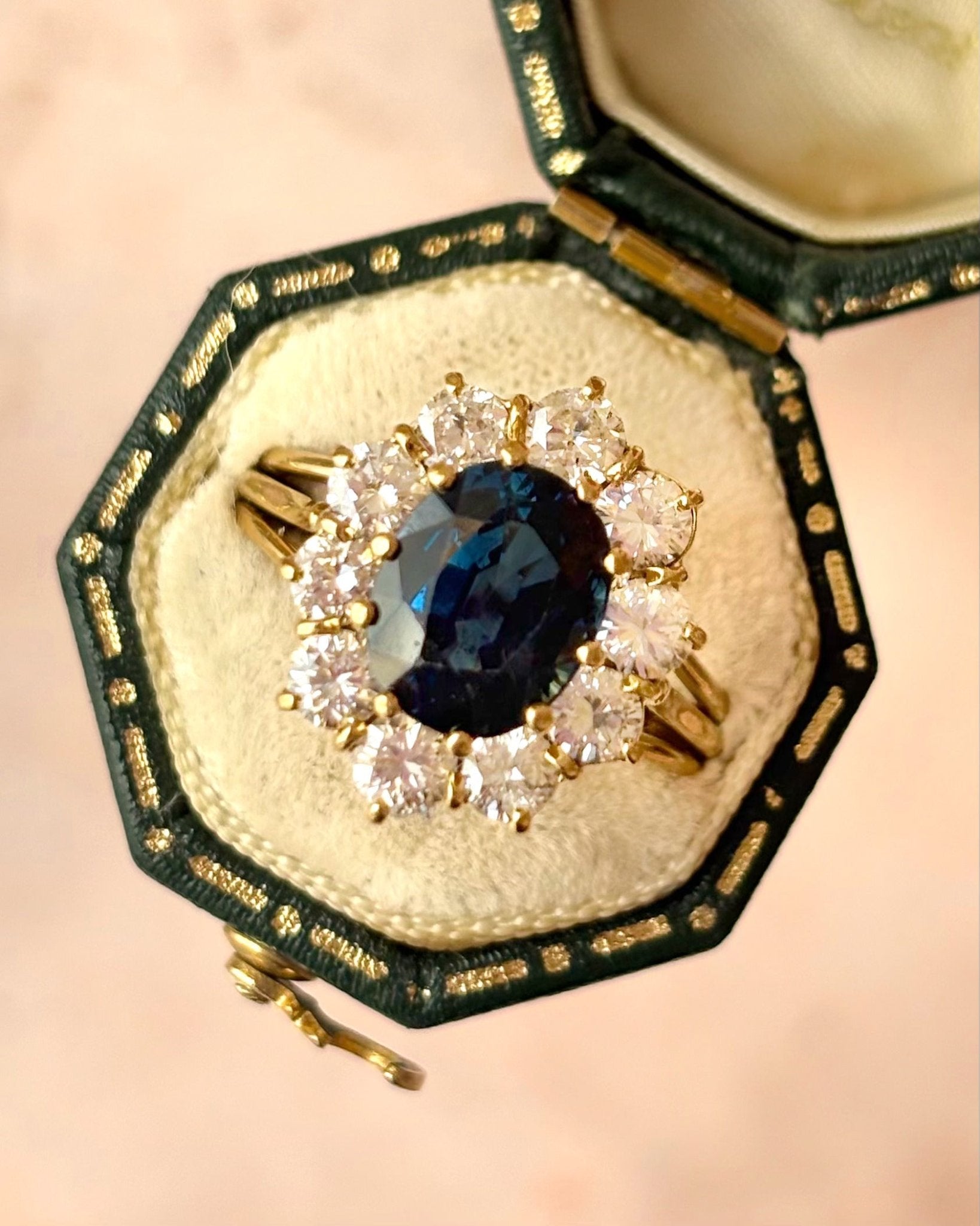 Bague Marguerite Saphir 3.90 carats, Diamants 0.90 carat & Or 5.88g "Adélie" - Elliade Paris