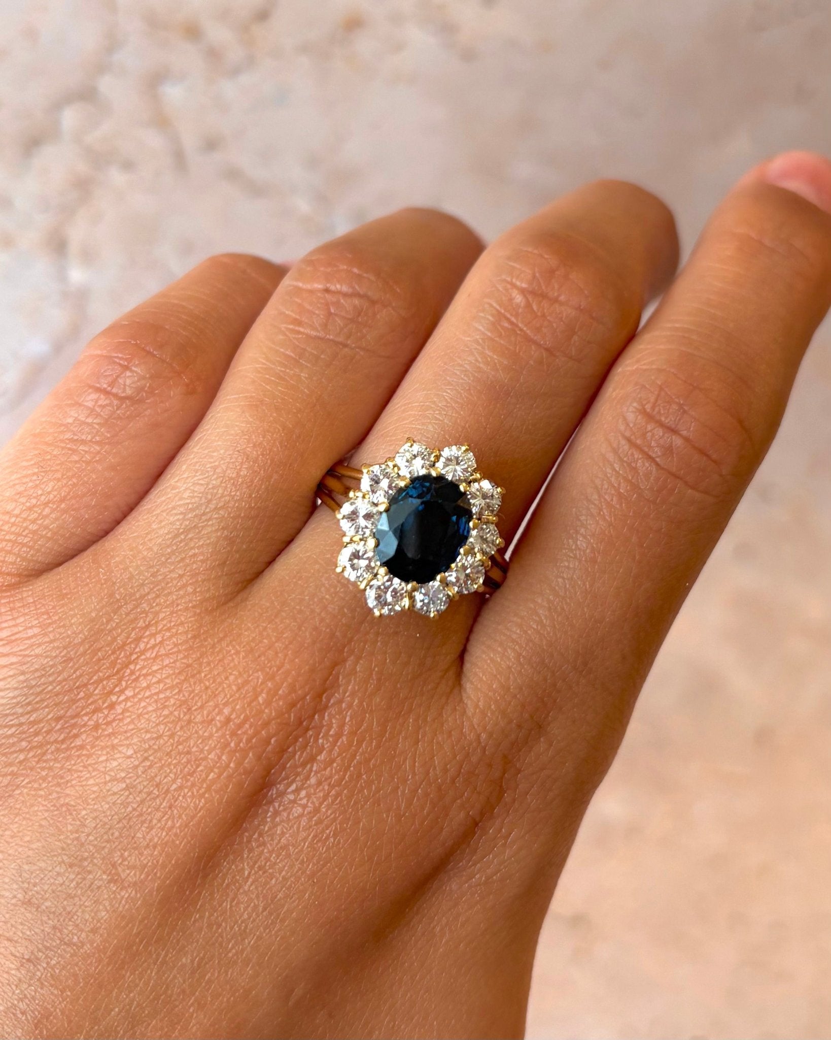 Bague Marguerite Saphir 3.90 carats, Diamants 0.90 carat & Or 5.88g "Adélie" - Elliade Paris