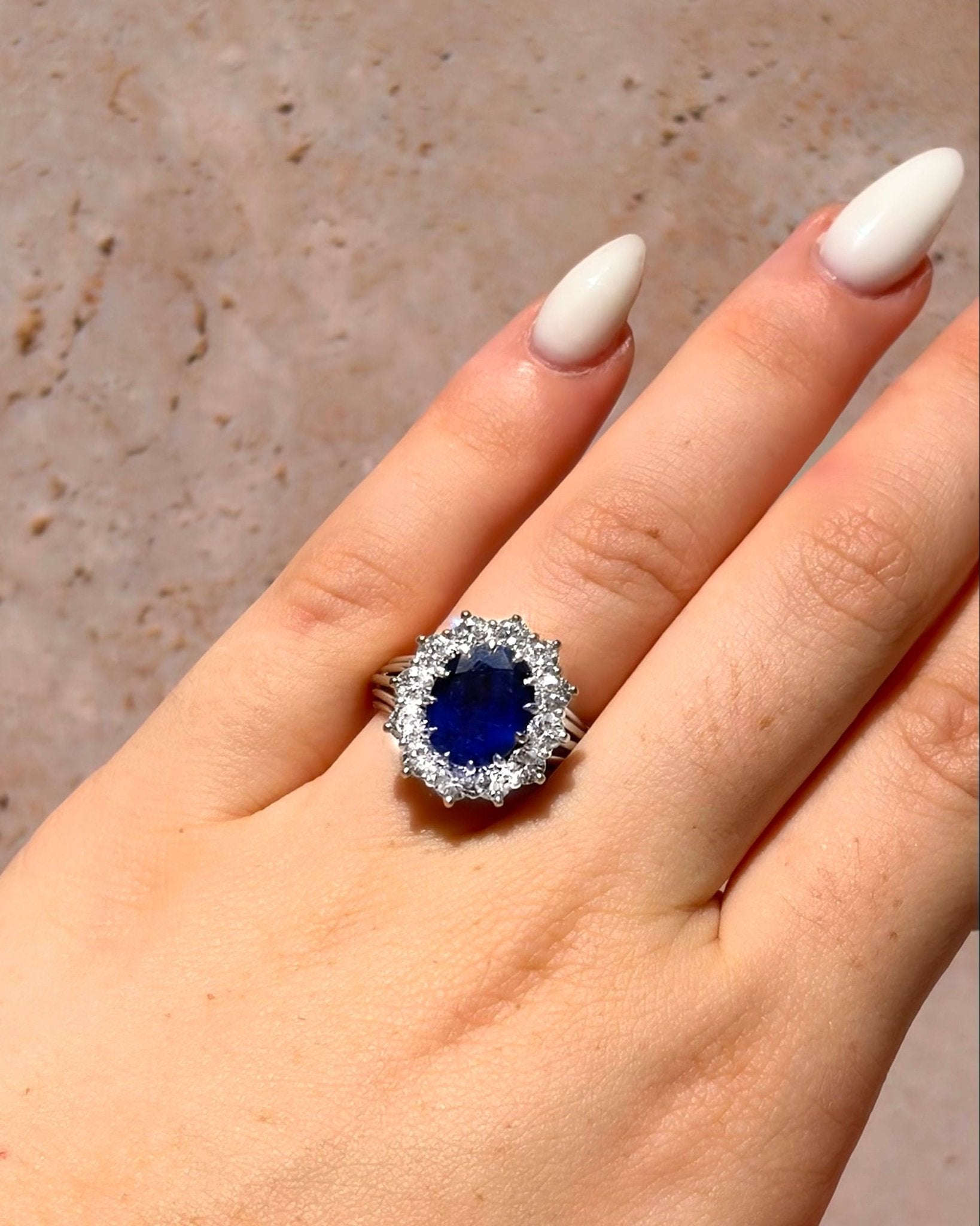 Bague Marguerite Saphir 4.20 carats & Diamants 1.08 carat "Dalhia" - Elliade Paris