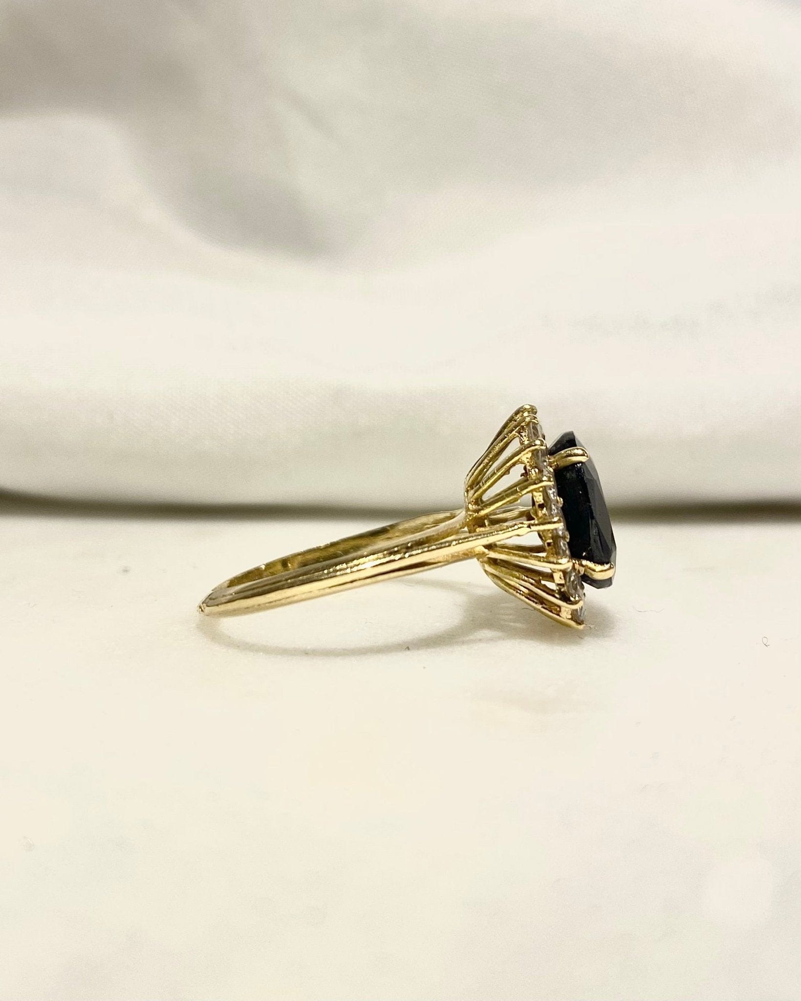 Bague Marguerite Saphir 4.30 carats & Diamants "Justine" - Elliade Paris