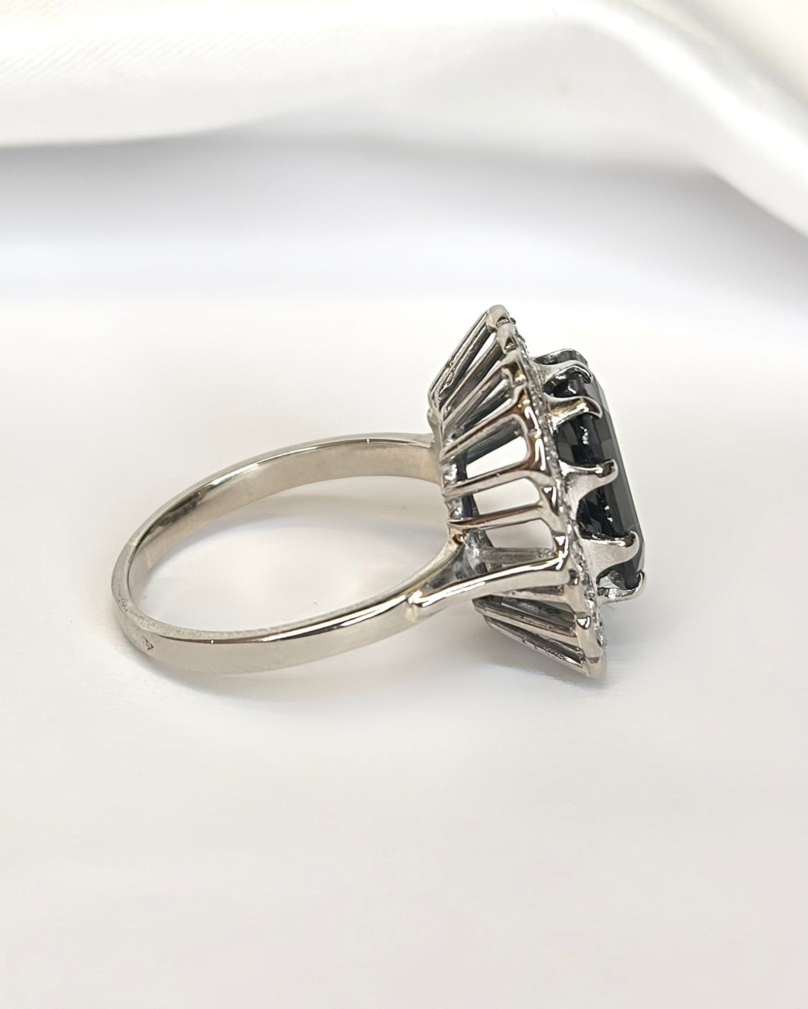 Bague Marguerite Saphir 4.40 carats & Diamants 0.40 carat 5,95g "Ariana" - Elliade Paris