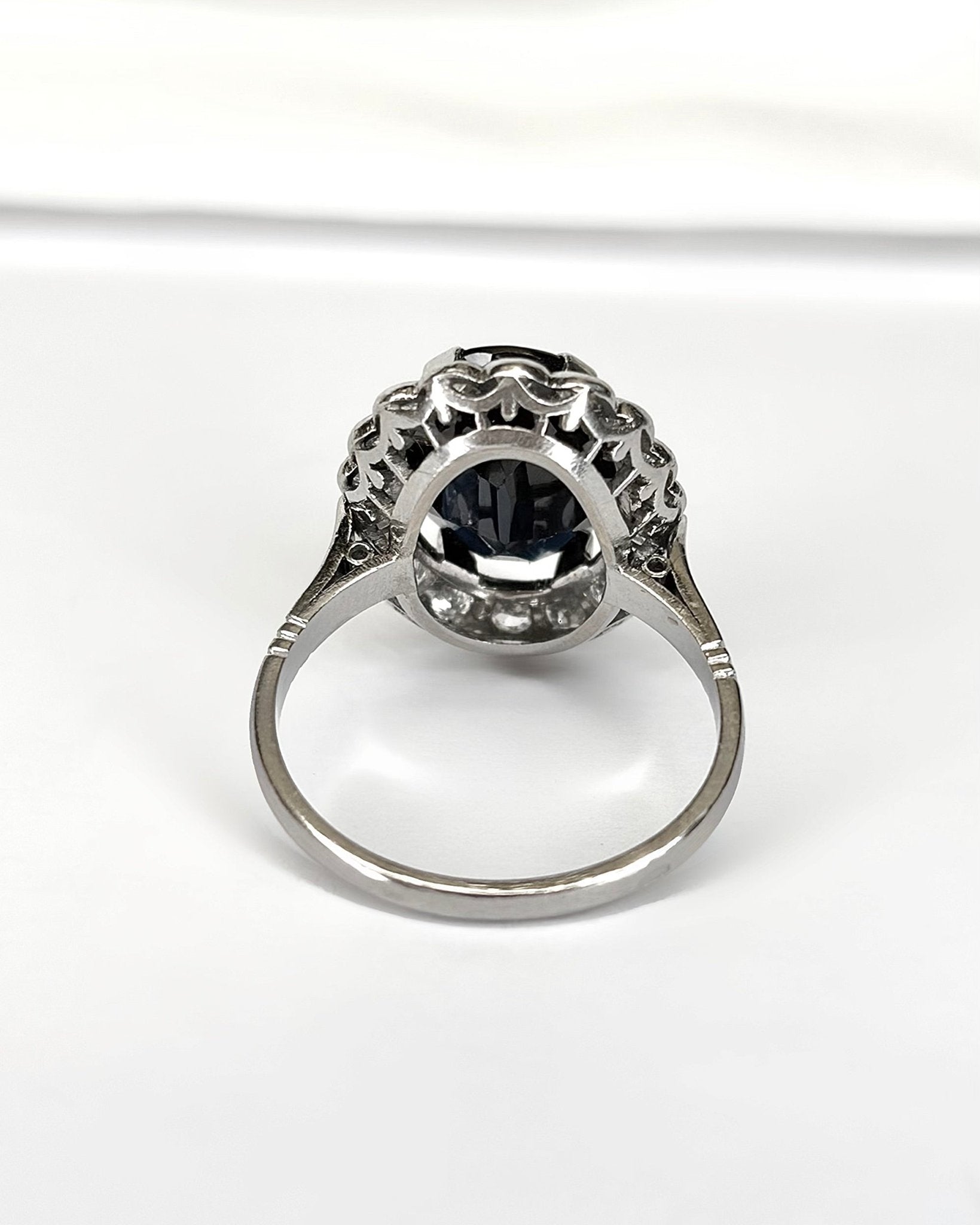 Bague Marguerite Saphir 4.60 carats, Diamants 0.72 carat & Platine 6.64g "Lynda" - Elliade Paris