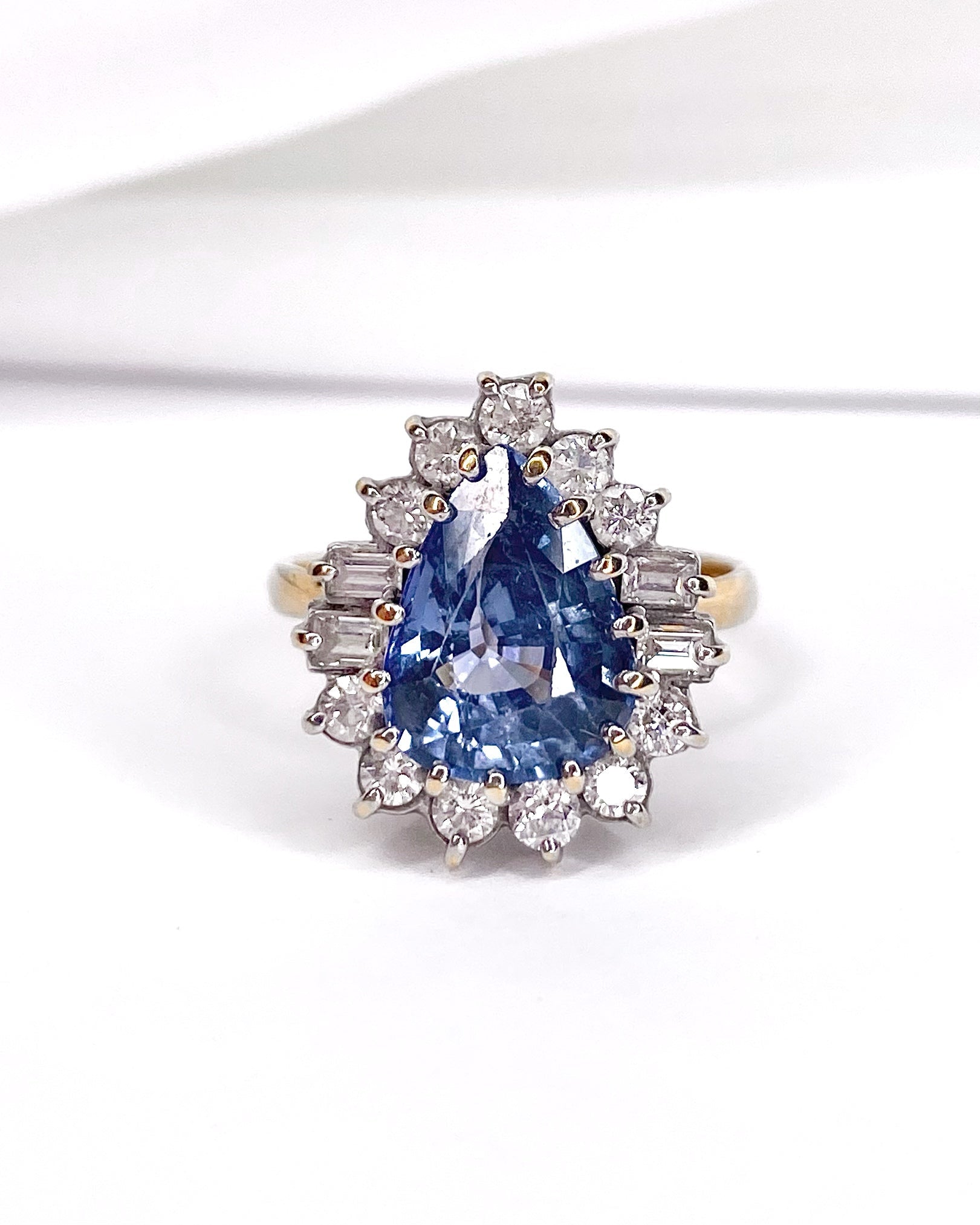 Bague Marguerite Saphir 5.80 carats, Diamants 0.75 carat & Or 6.91g "Sandra" - Elliade Paris