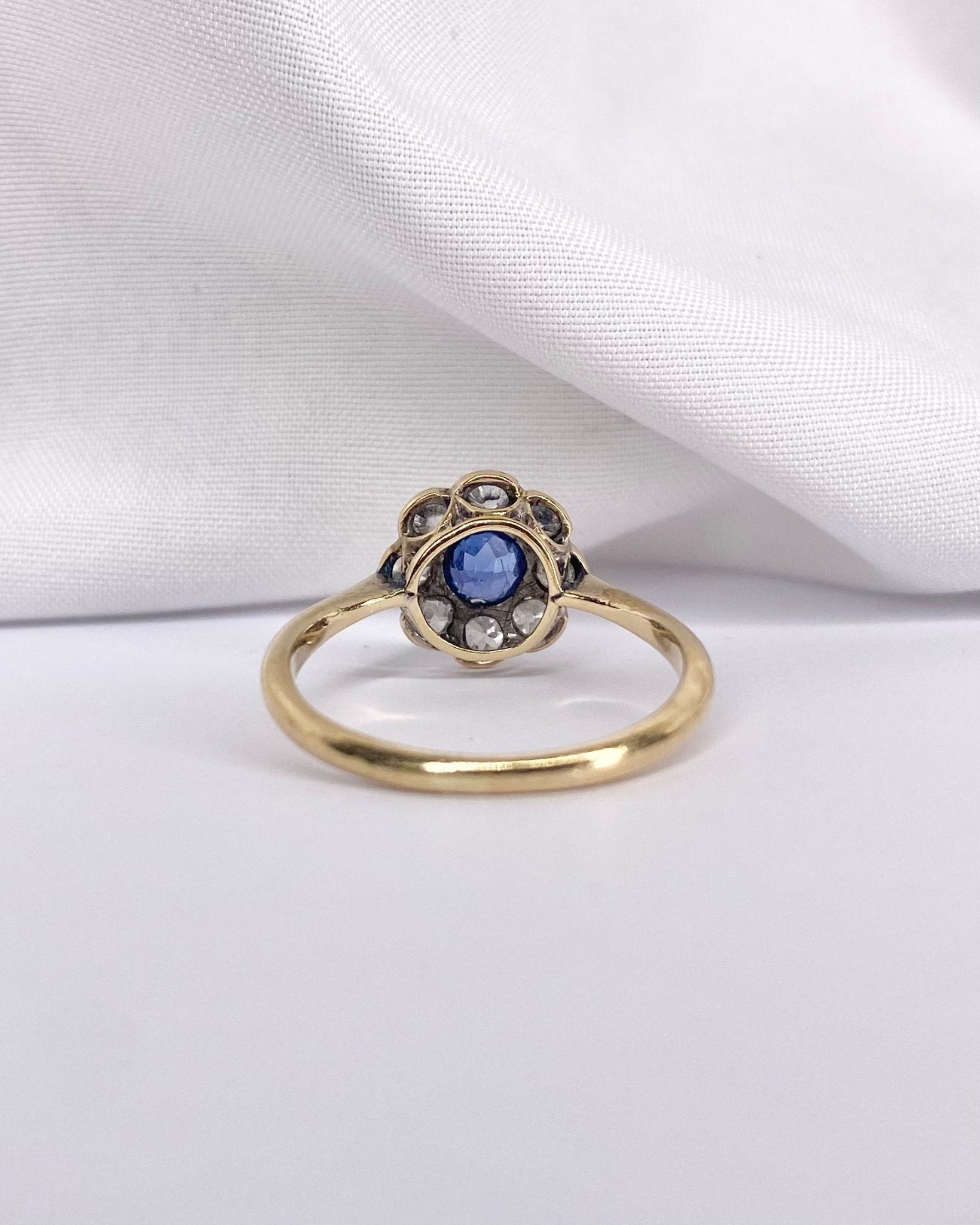 Bague Marguerite Saphir Bleu Ciel & 7 Diamants "Emeline" - Elliade Paris