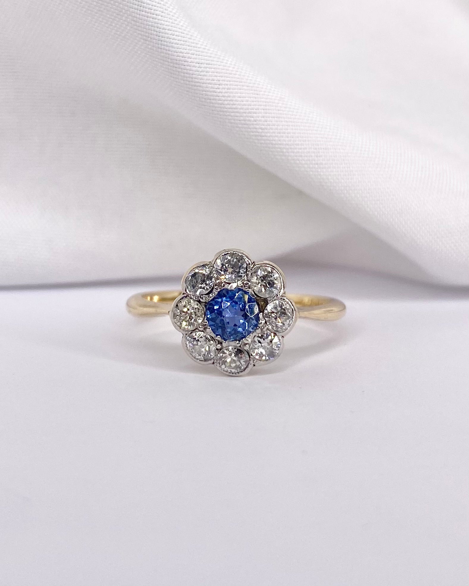 Bague Marguerite Saphir Bleu Ciel & 7 Diamants "Emeline" - Elliade Paris