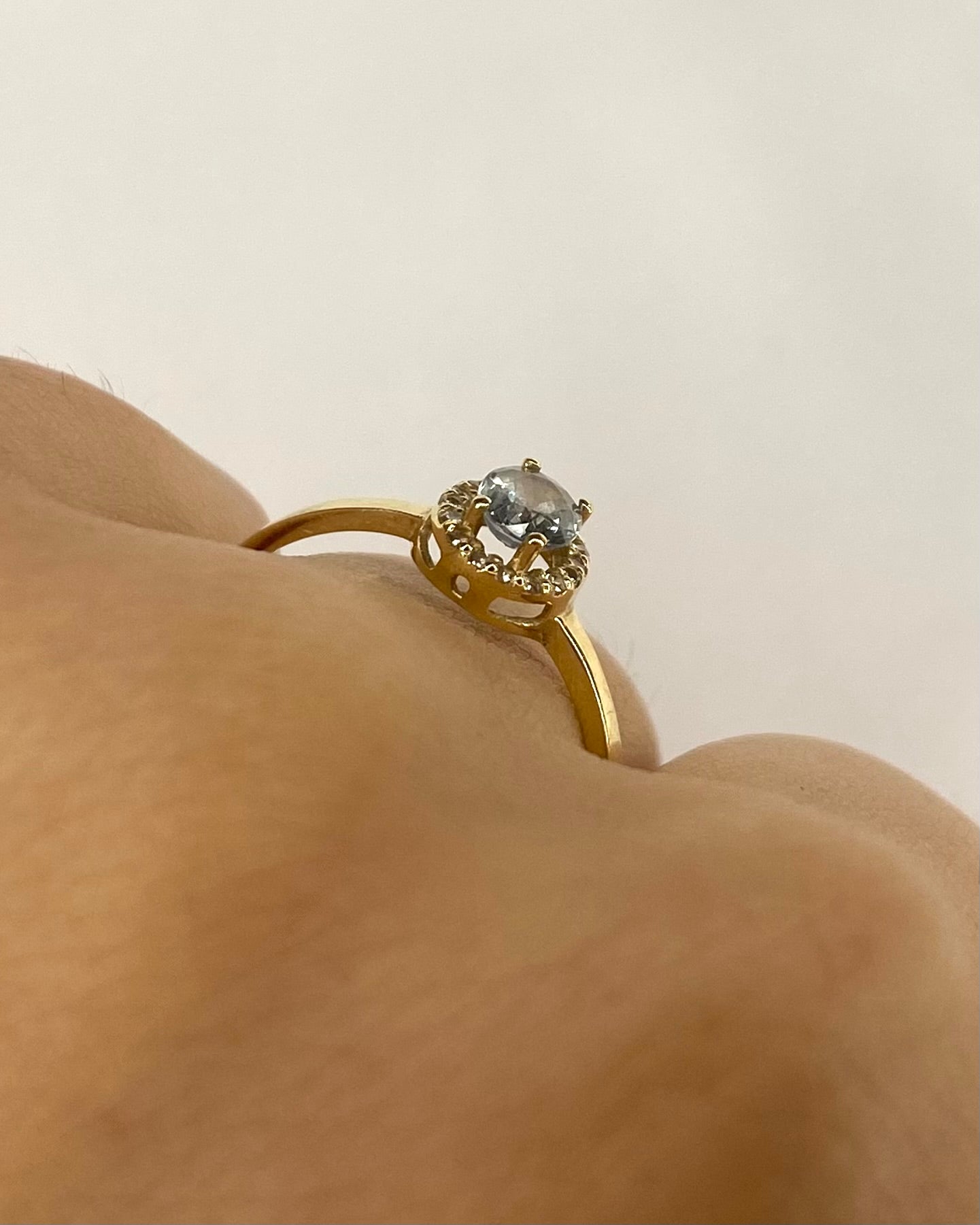 Bague Marguerite Saphir bleu clair 0.36 carat & 16 Diamants "Karine" - Elliade Paris