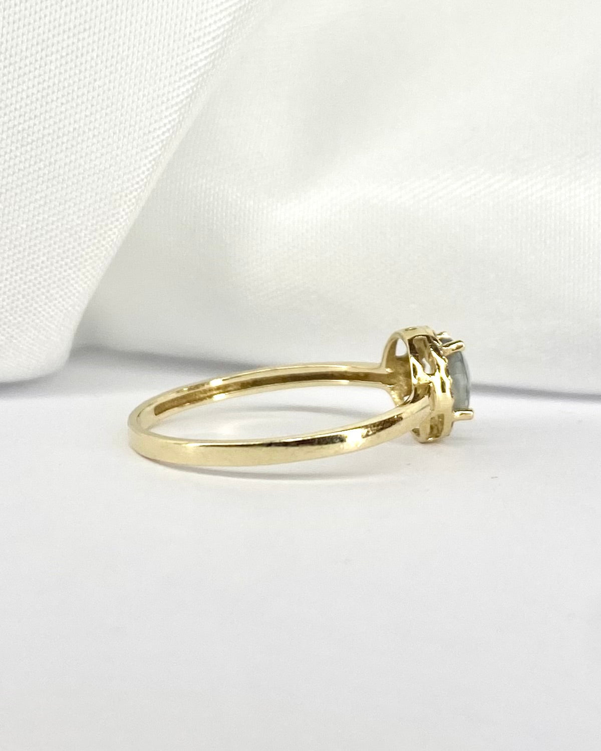 Bague Marguerite Saphir bleu clair 0.36 carat & 16 Diamants "Karine" - Elliade Paris