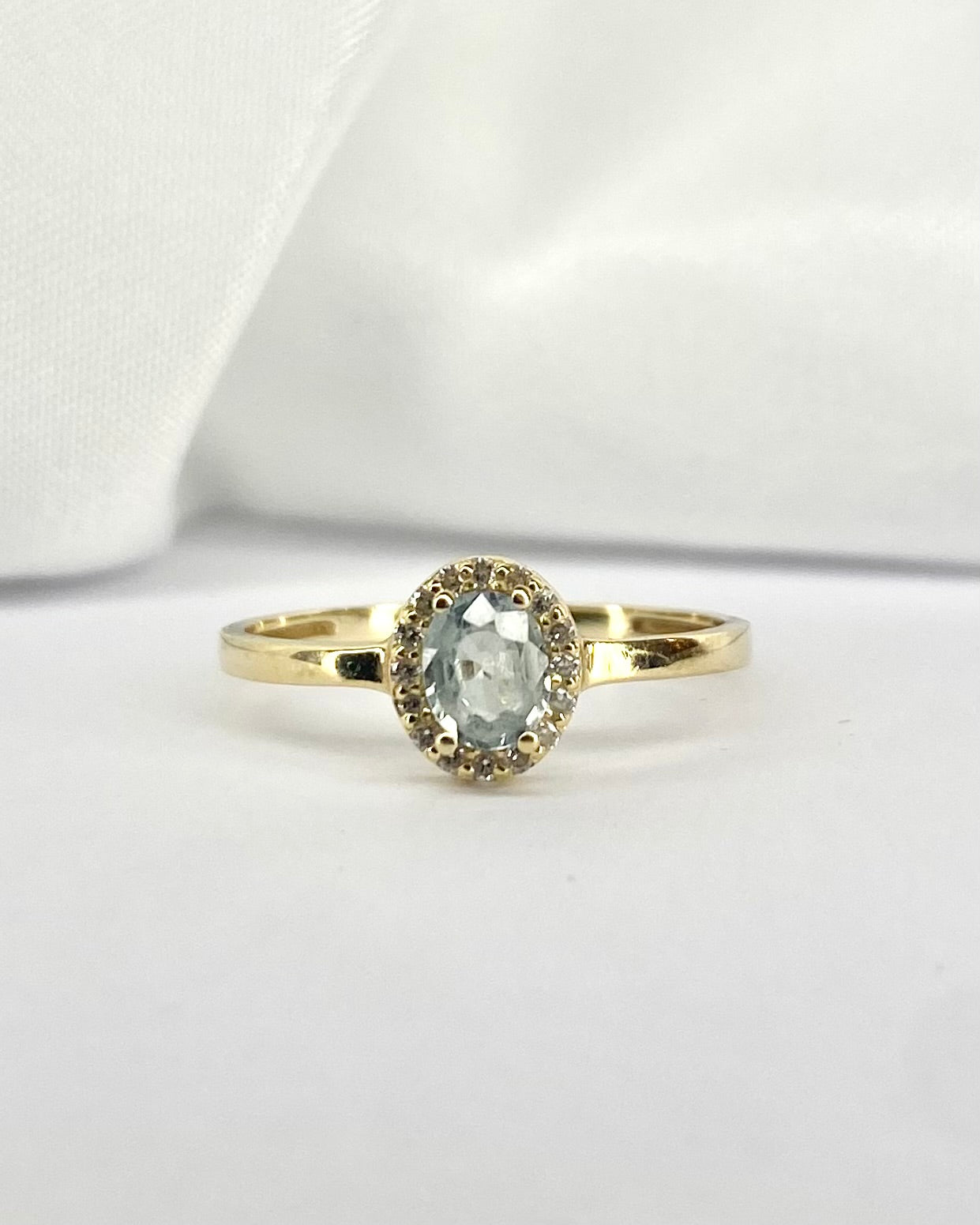 Bague Marguerite Saphir bleu clair 0.36 carat & 16 Diamants "Karine" - Elliade Paris