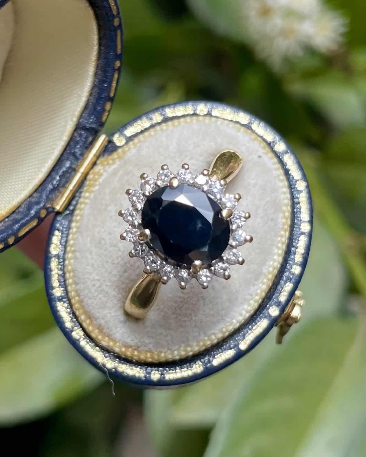 Anillo "Laetitia" con zafiro margarita de 2,70 quilates y diamantes