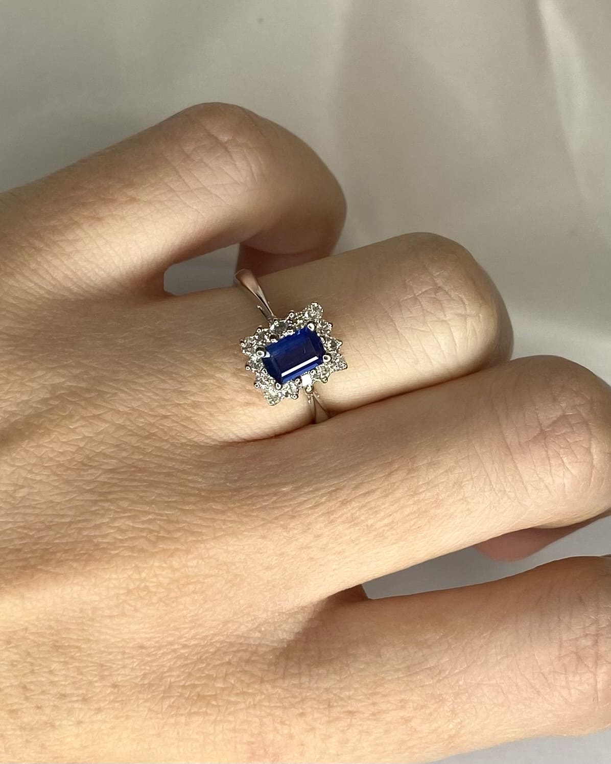 Bague Marguerite Saphir Bleu Roi 0.62 carat & Diamants 0.42 carat "Kaina" - Elliade Paris