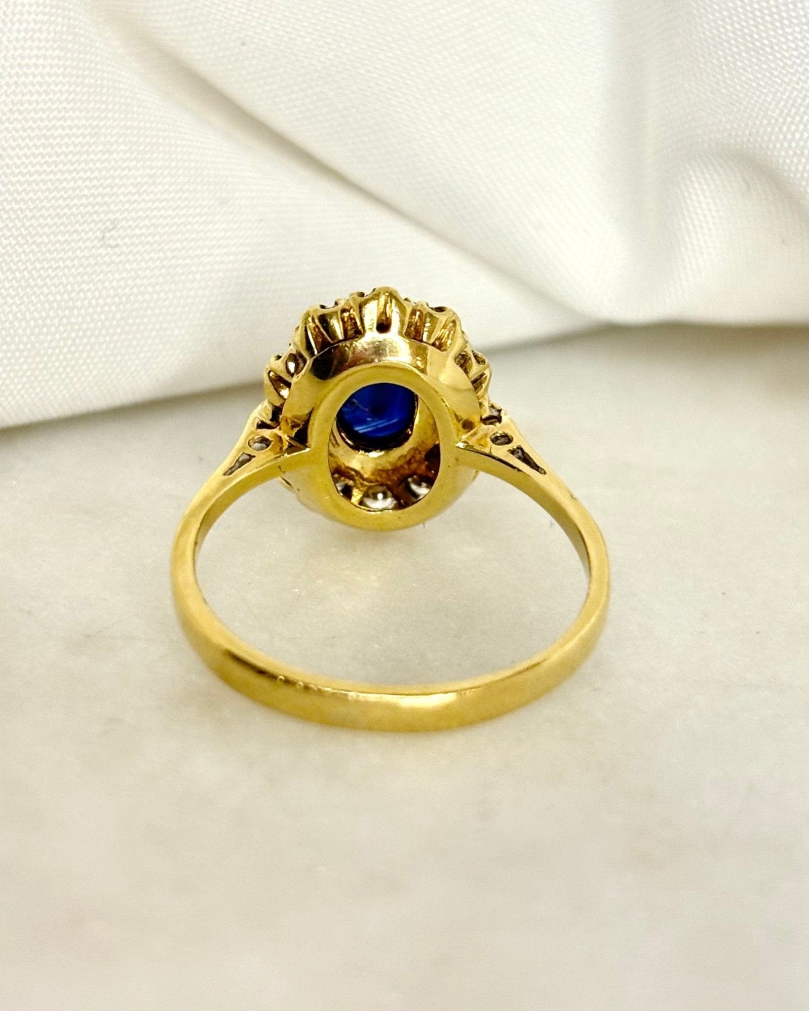 Bague Marguerite Saphir Cabochon 1.15 carat & Diamants 0.36 carat "Philippine" - Elliade Paris