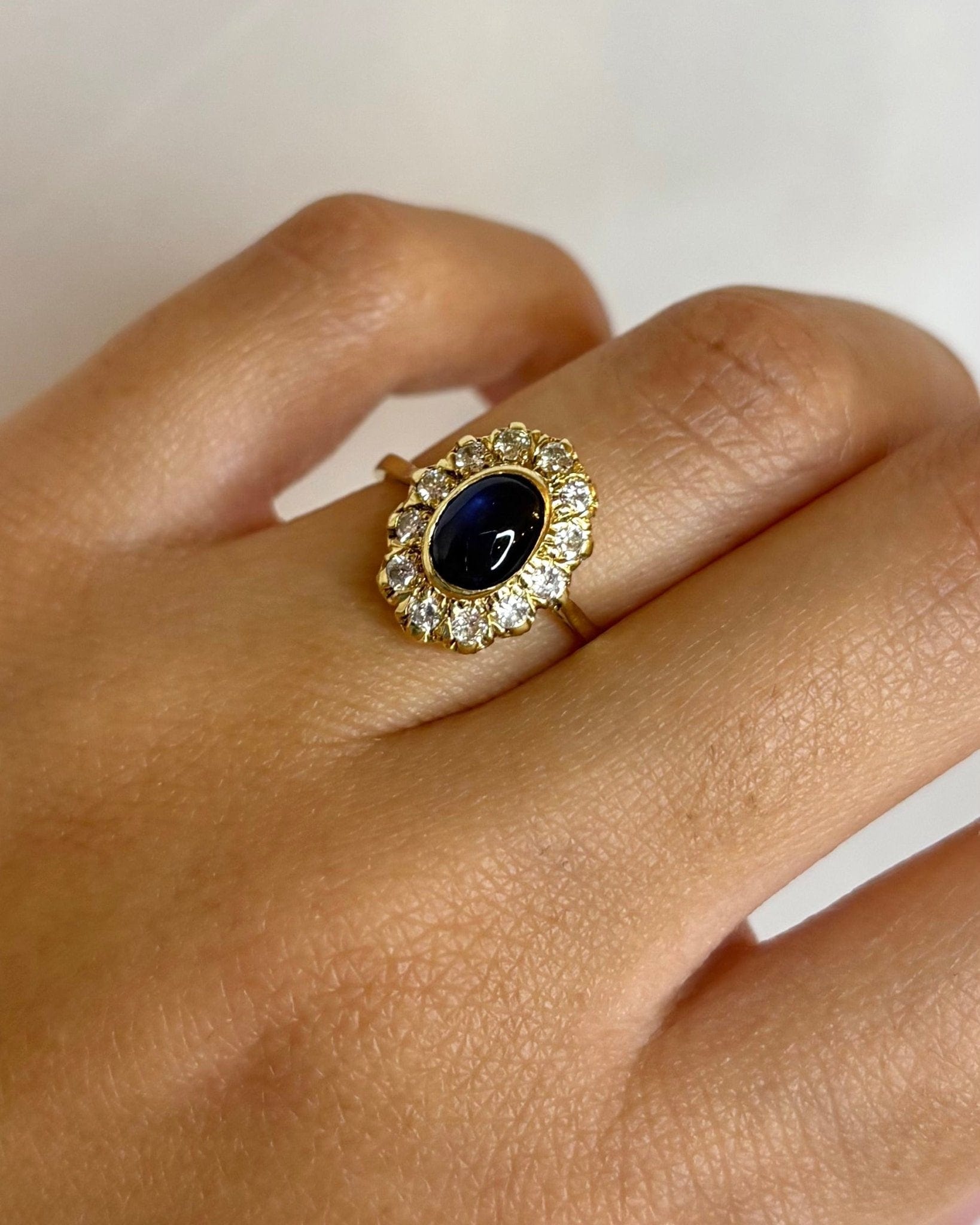 Bague Marguerite Saphir Cabochon 1.15 carat & Diamants 0.36 carat "Philippine" - Elliade Paris