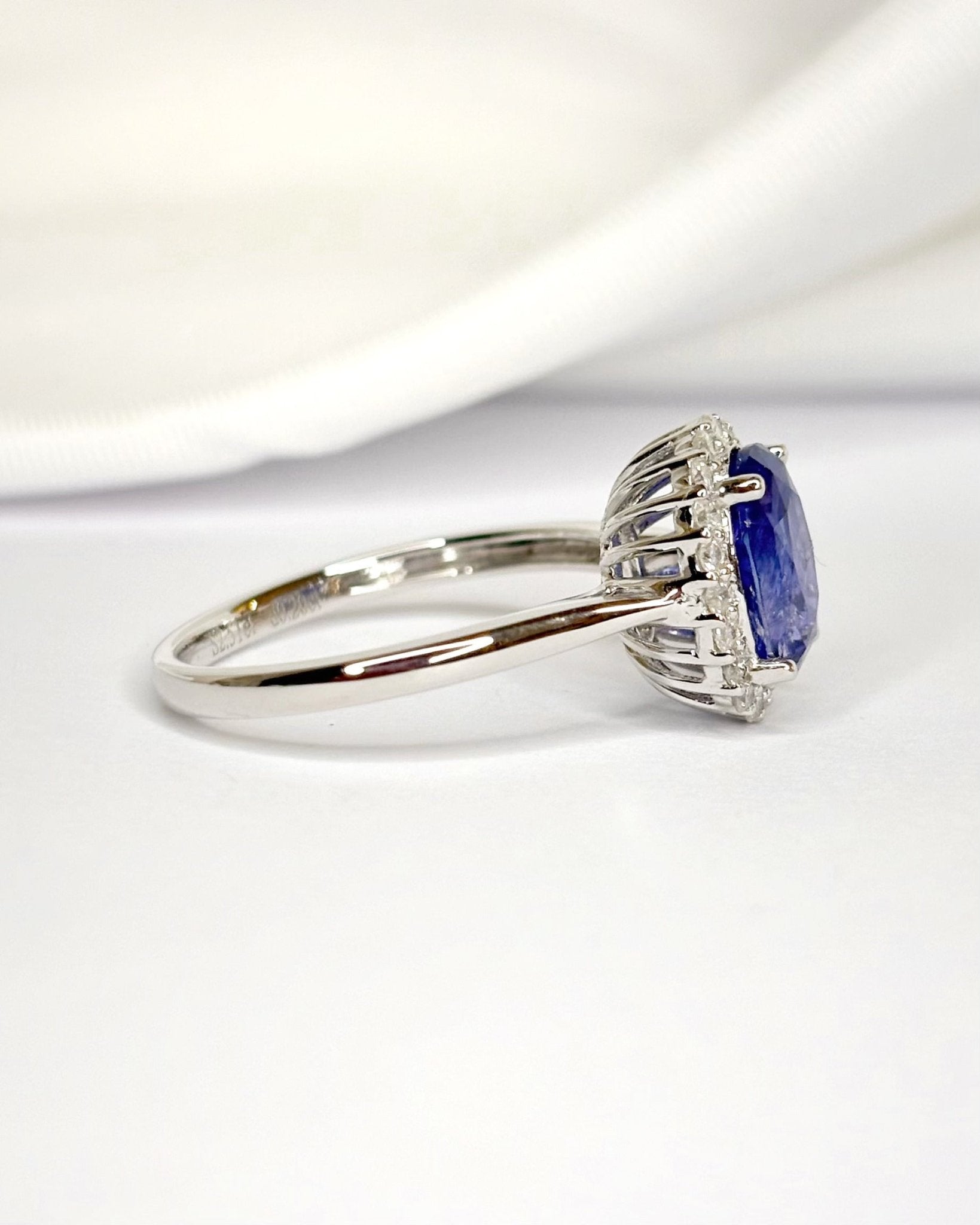 Bague Marguerite Saphir Ceylan 2.51 carats & Diamants 0.20 carat "Lana" - Elliade Paris