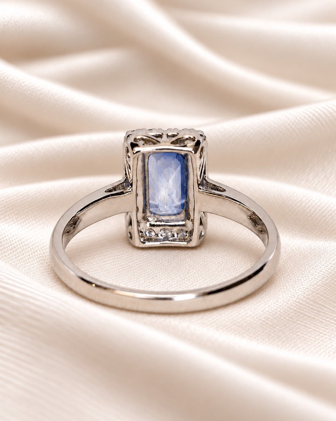 Bague Marguerite Saphir Cornflower de Ceylan 1.88 carat & Diamants 0.30 carat "Irene" - Elliade Paris