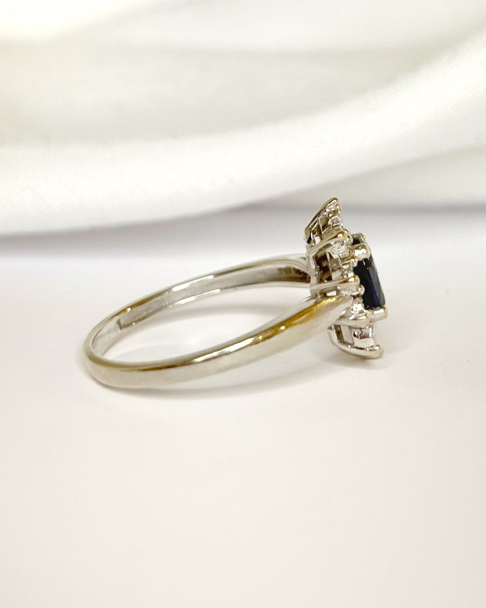 Bague Marguerite Saphir & Diamants "Pavanne" - Elliade Paris