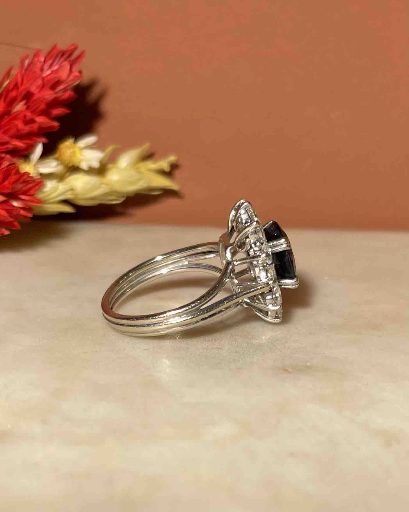 Anillo "Murphey" con margaritas de zafiro y diamantes de 3 quilates