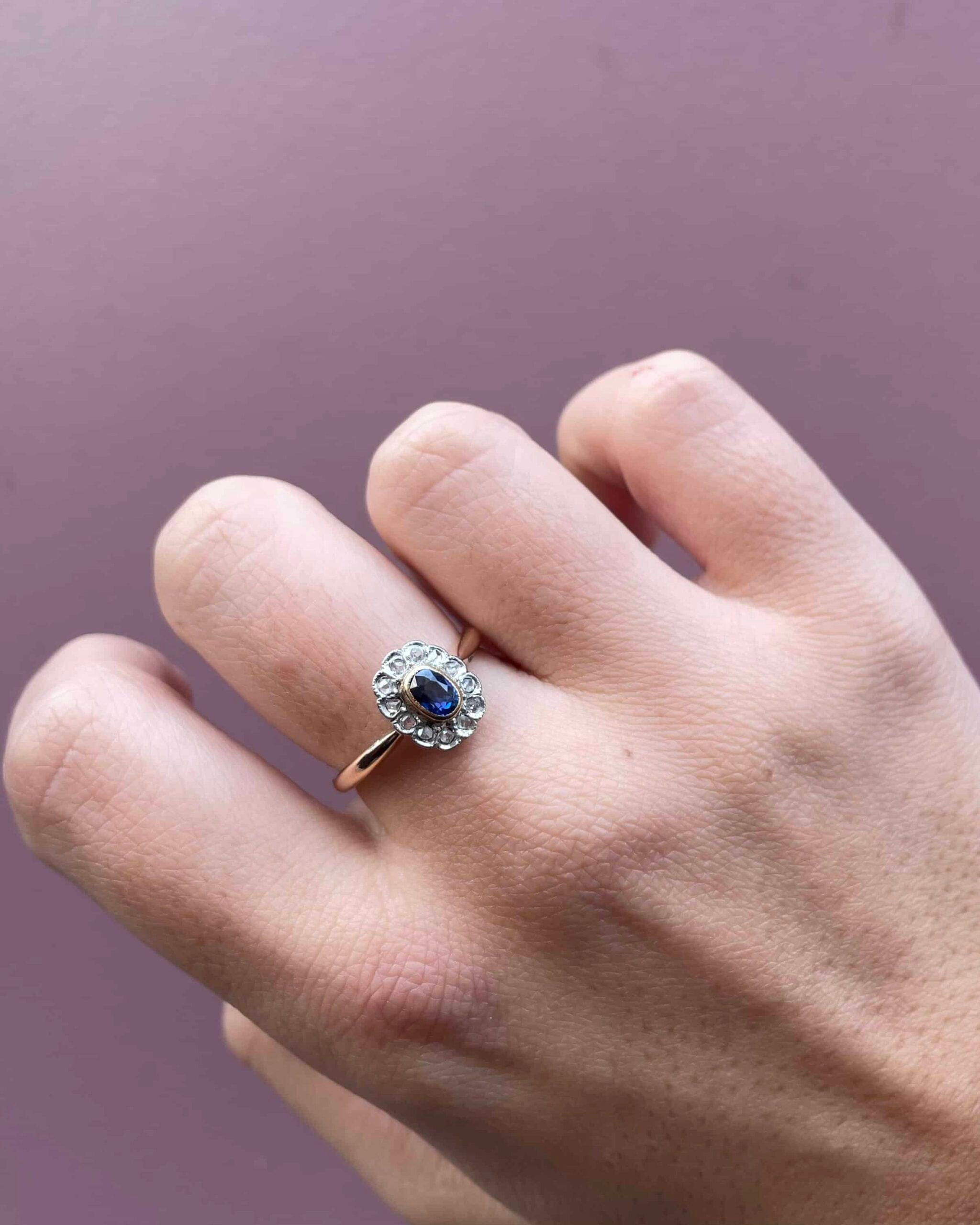 Bague Art-Déco Marguerite Saphir & Diamants "Loevana" - Elliade Paris