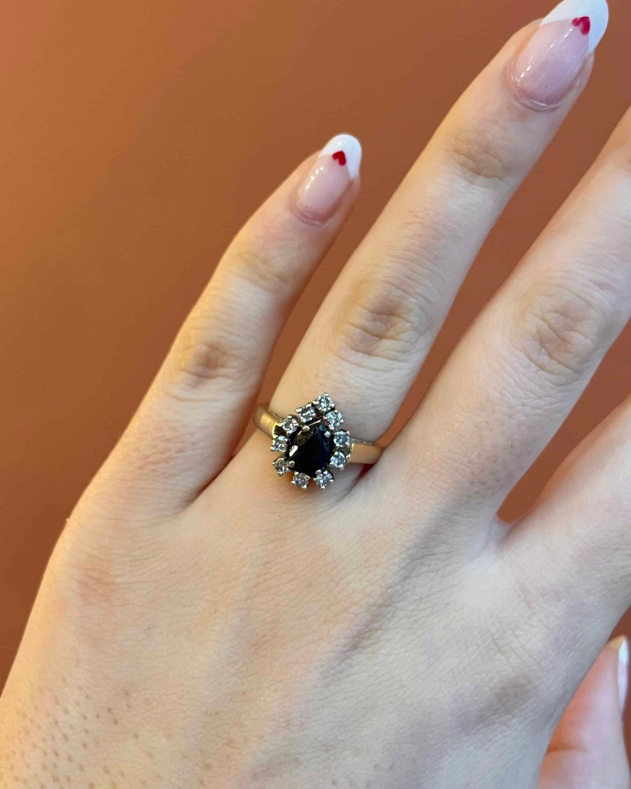 Anillo "Betty" de 0,90 quilates con zafiro y diamantes en forma de margarita