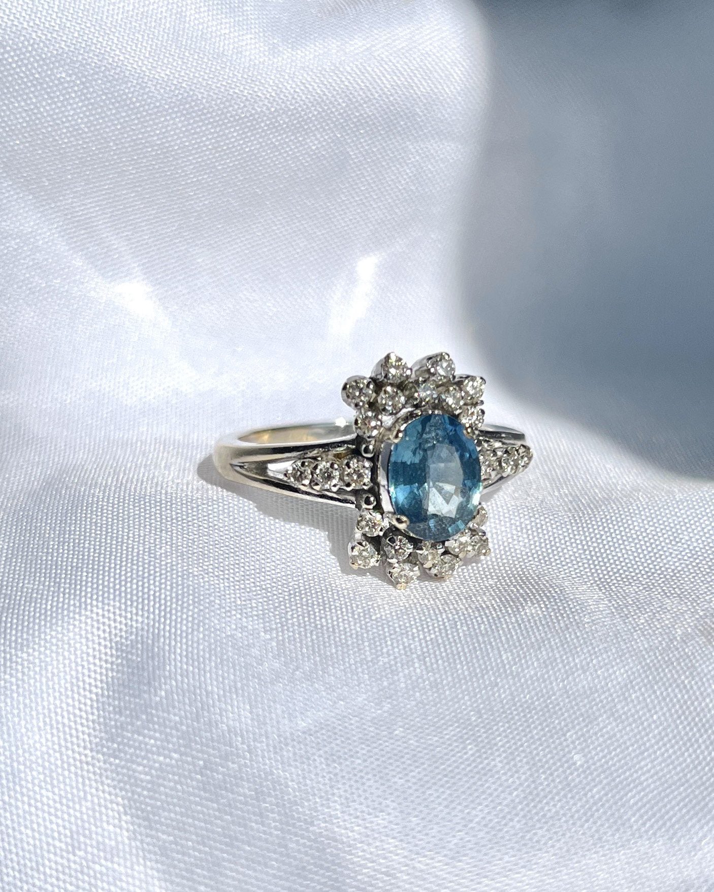 Bague Marguerite Saphir et diamants "Caroline" - Elliade Paris