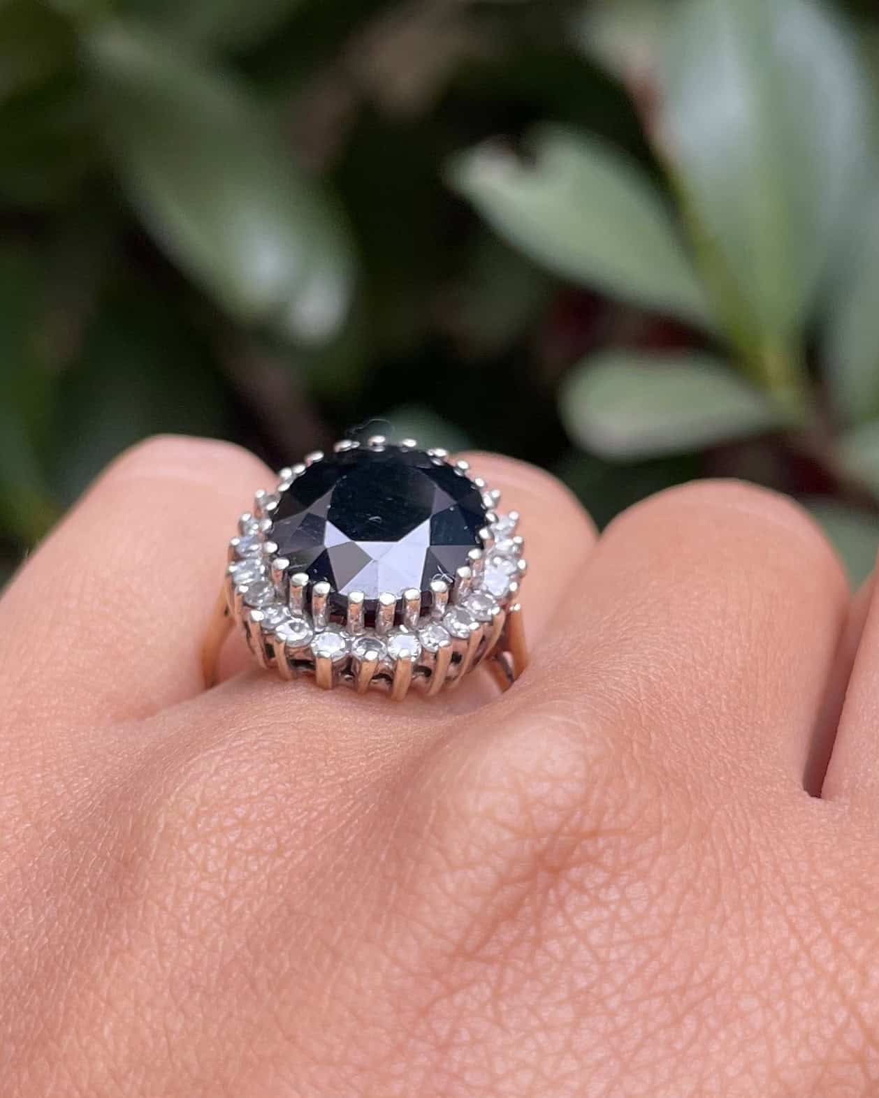 Anillo "Hayley" con margaritas de zafiro y diamantes de 5,80 quilates
