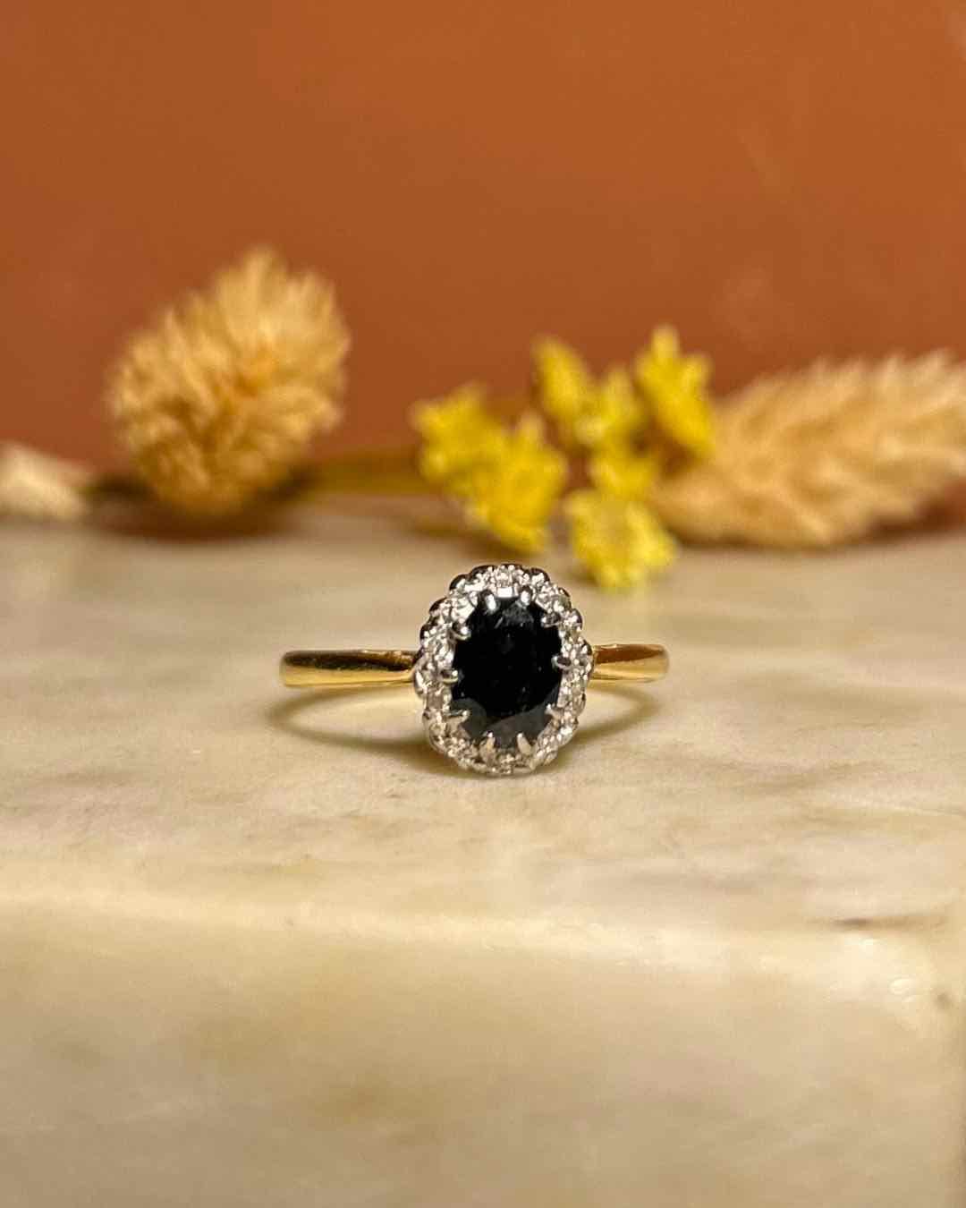 Anillo de margaritas con zafiro y diamantes "Jane"