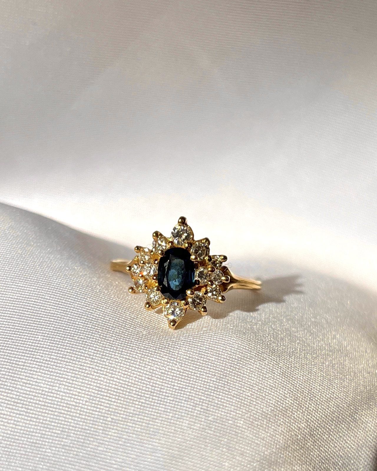 Bague Marguerite Saphir et diamants "Thalie" - Elliade Paris