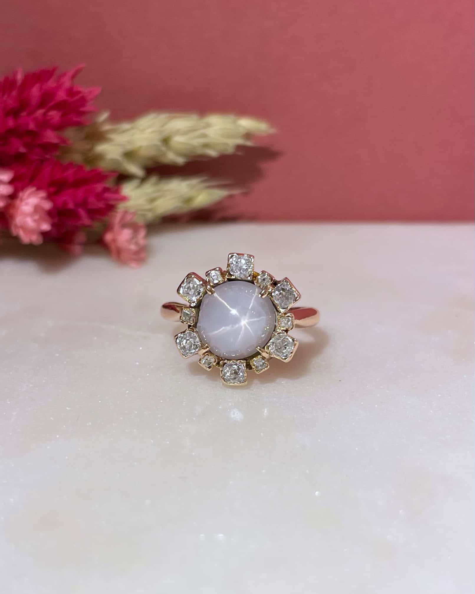 Bague Marguerite Saphir Étoilé 5.40 carats & Diamants "Noor" - Elliade Paris