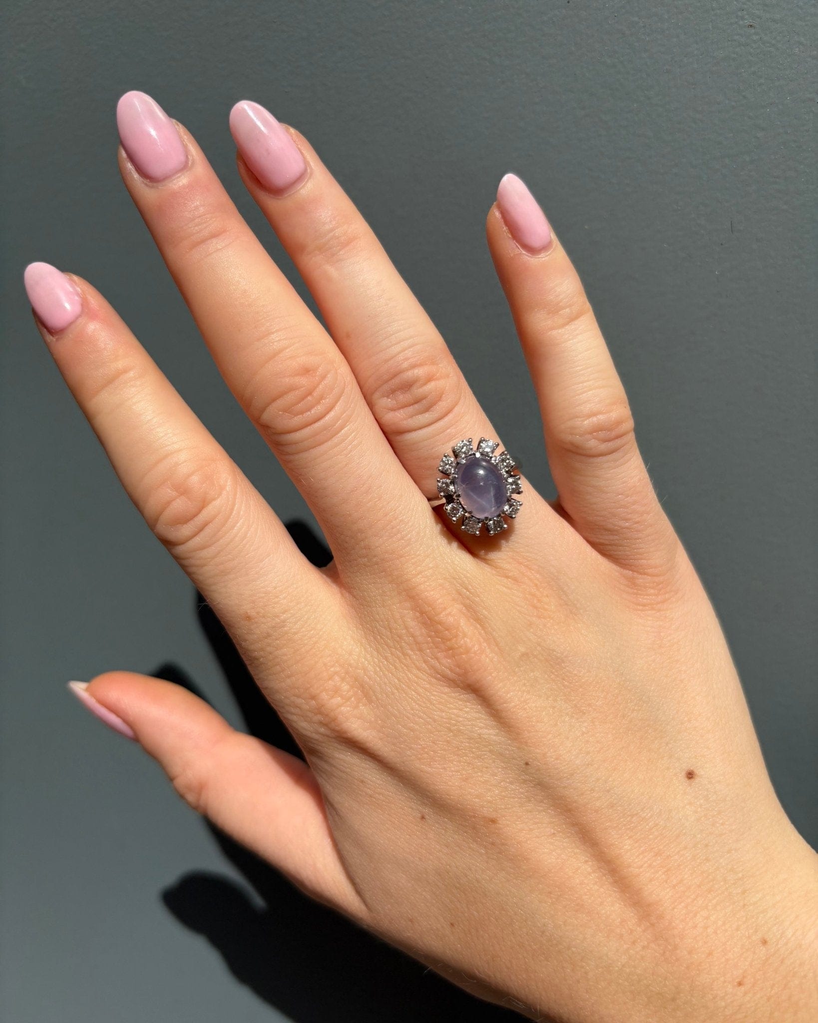 Bague Marguerite Saphir Étoilé 7.80 Carats & 10 Diamants “Devona” - Elliade Paris