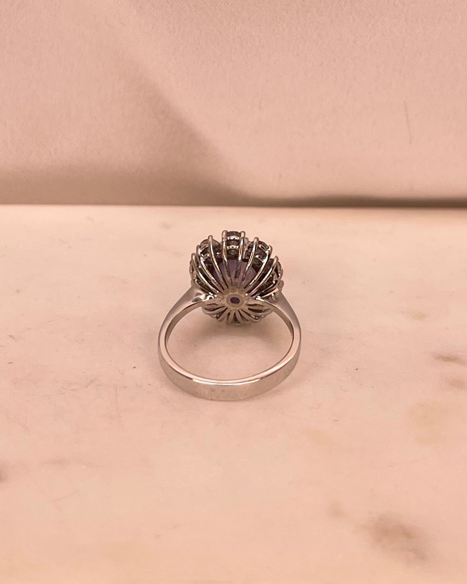 Bague Marguerite Saphir Étoilé 7.80 Carats & 10 Diamants “Devona” - Elliade Paris