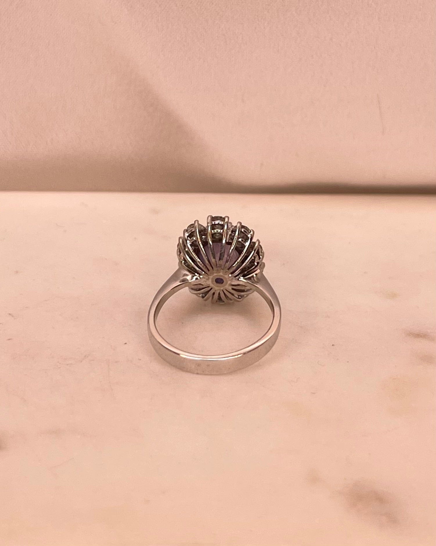 Bague Marguerite Saphir Étoilé 7.80 Carats & 10 Diamants “Devona” - Elliade Paris