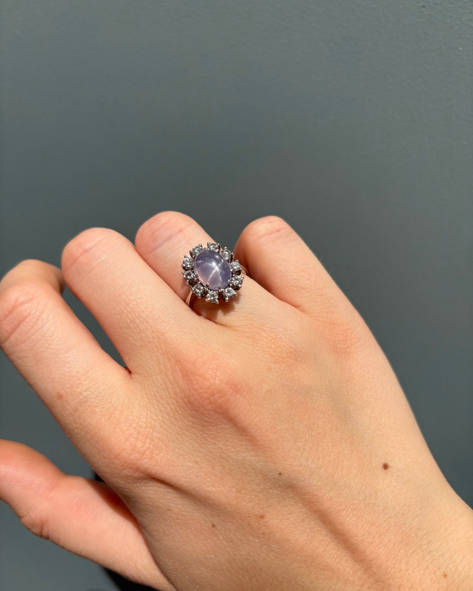 Bague Marguerite Saphir Étoilé 7.80 Carats & 10 Diamants “Devona” - Elliade Paris