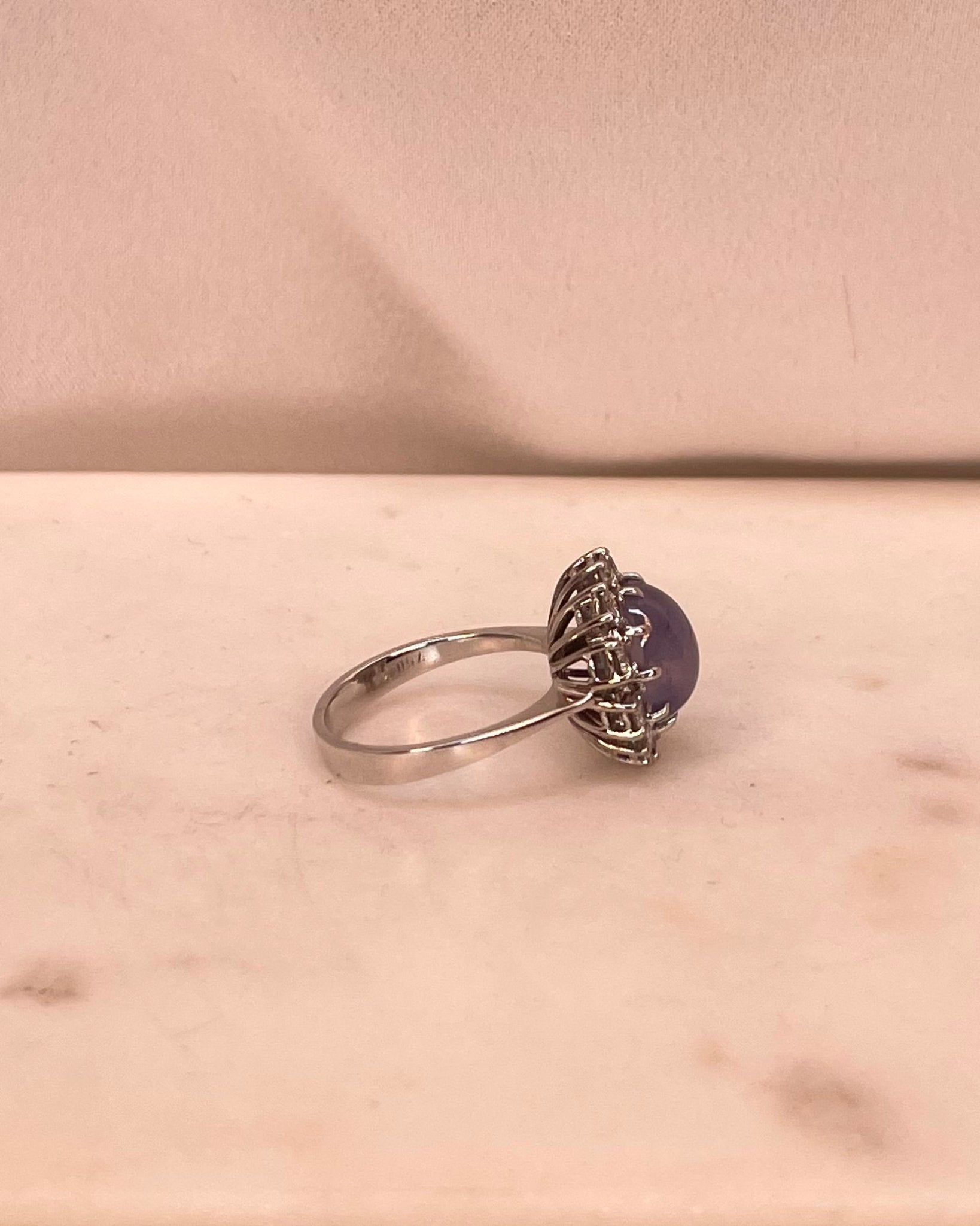 Bague Marguerite Saphir Étoilé 7.80 Carats & 10 Diamants “Devona” - Elliade Paris