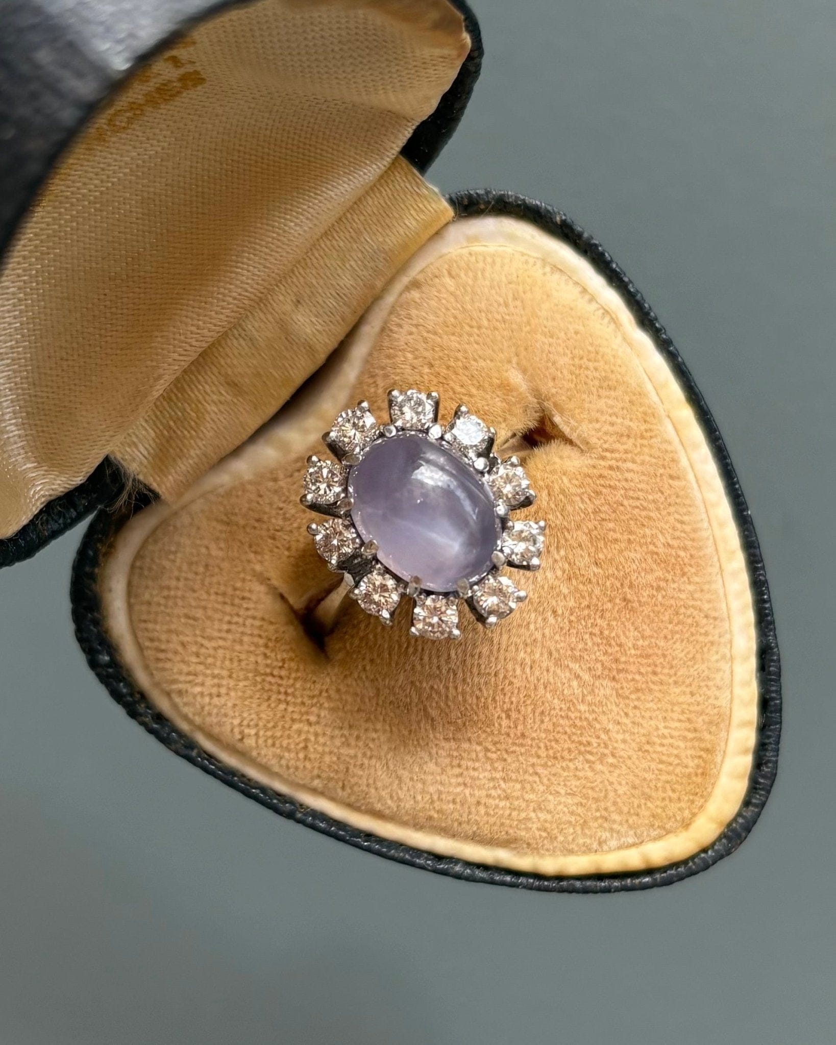 Bague Marguerite Saphir Étoilé 7.80 Carats & 10 Diamants “Devona” - Elliade Paris