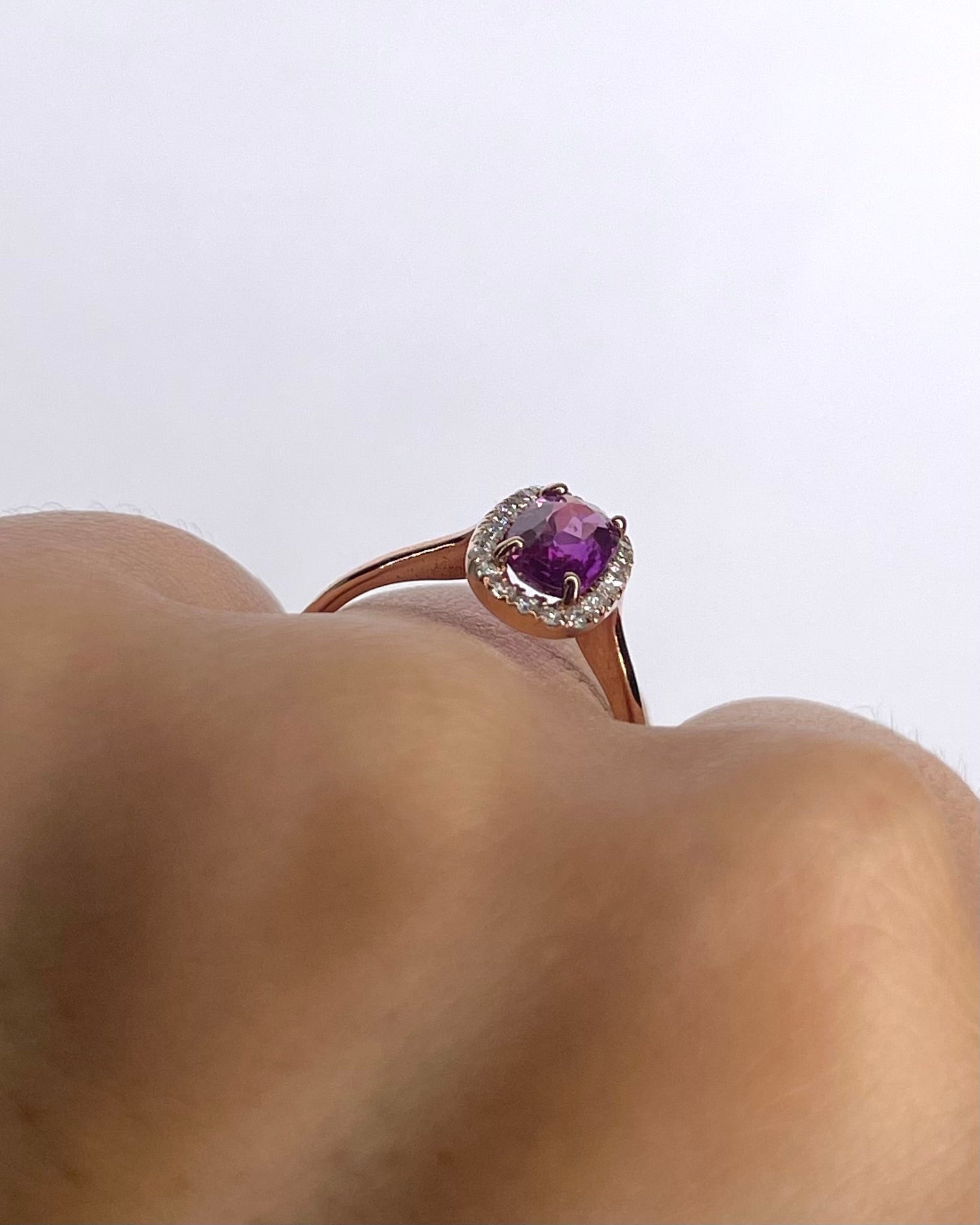 Bague Marguerite Saphir Groseille 1.15 carat & 24 Diamants "Zia" - Elliade Paris