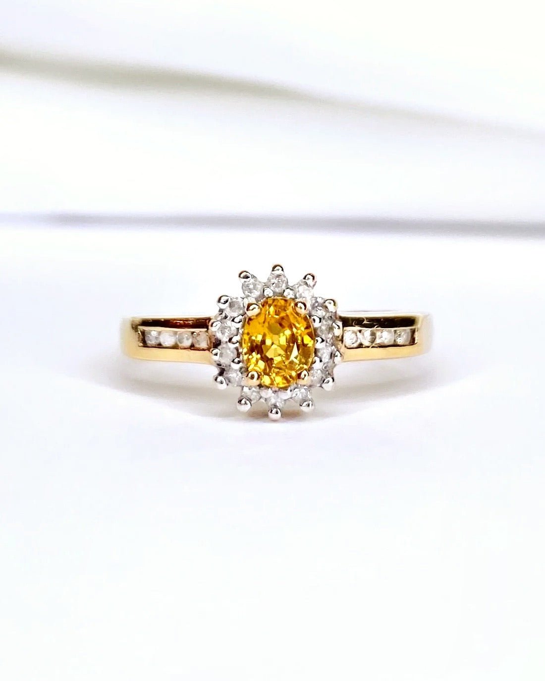 Bague Marguerite Saphir Jaune 0.54 carat & Diamants "Gaia" - Elliade Paris